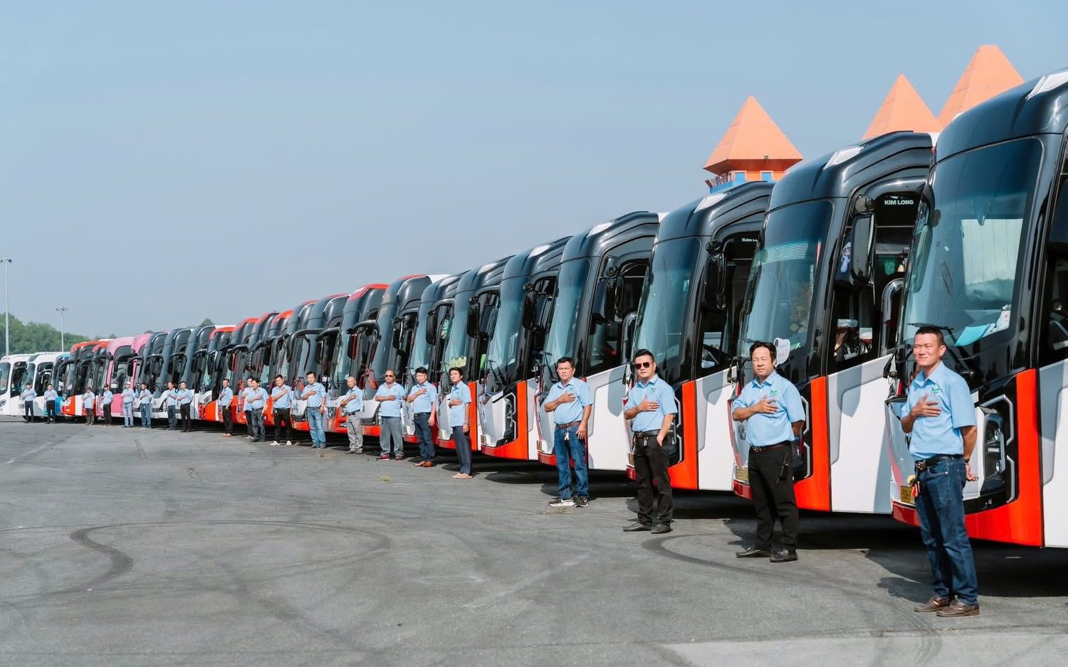 Giá xăng dầu tăng, công ty du lịch xoay sở đủ cách giữ giá tour