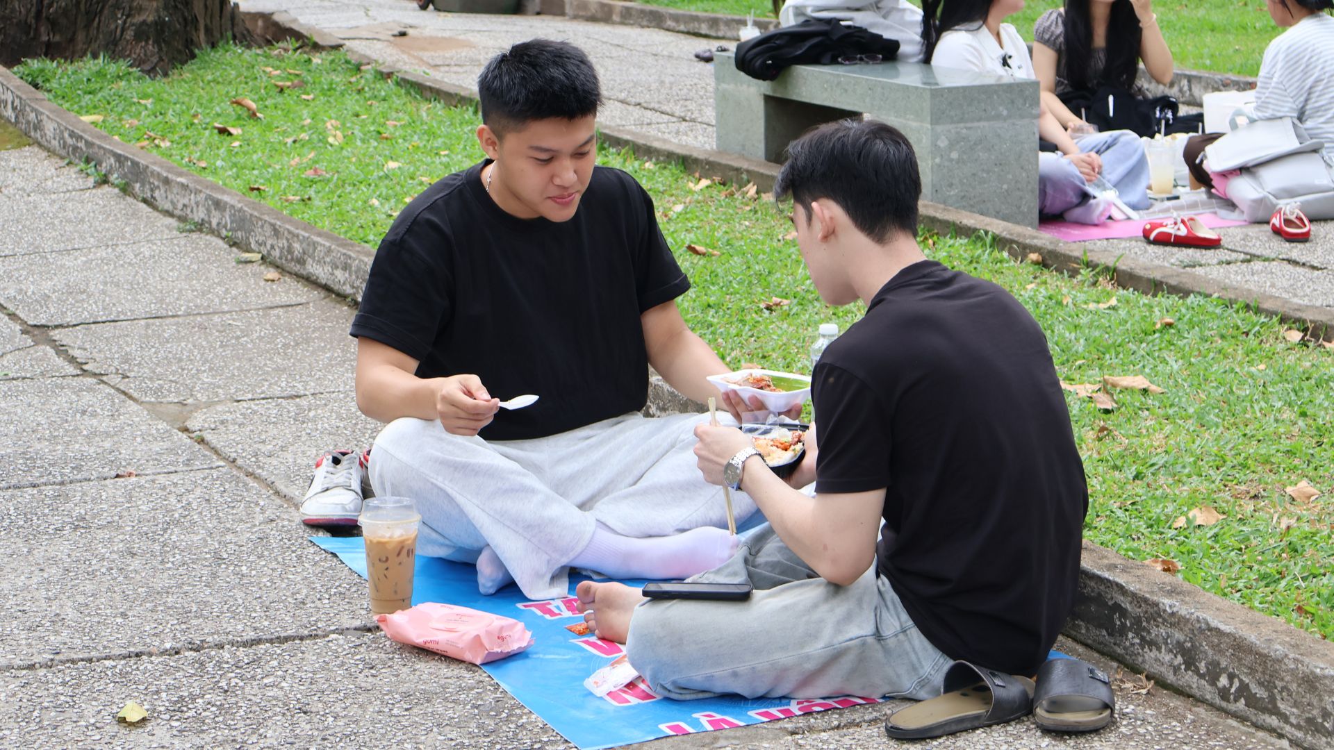 Một v&ograve;ng th&agrave;nh phố qua những ly c&agrave; ph&ecirc; - Ảnh 4.