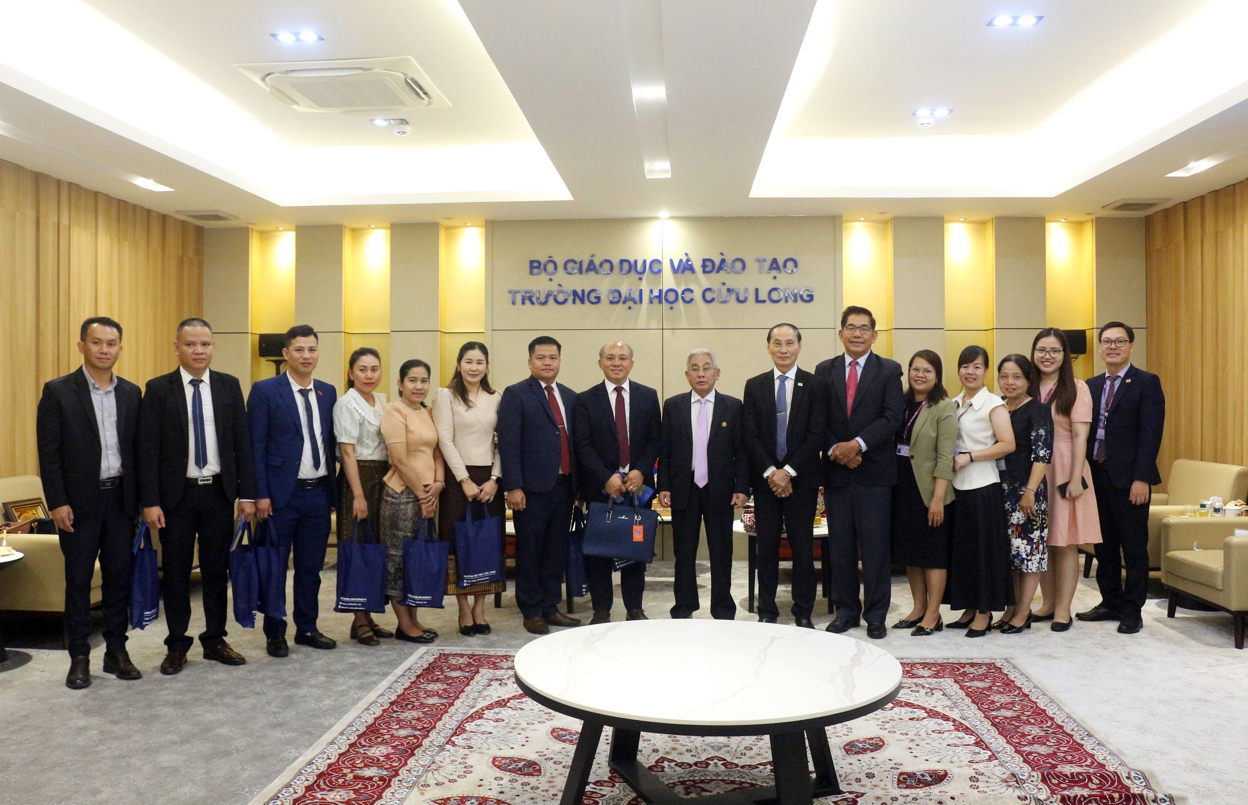 Trường Đại học Cửu Long tăng cường đào tạo nguồn nhân lực cho Lào - Ảnh 4.
