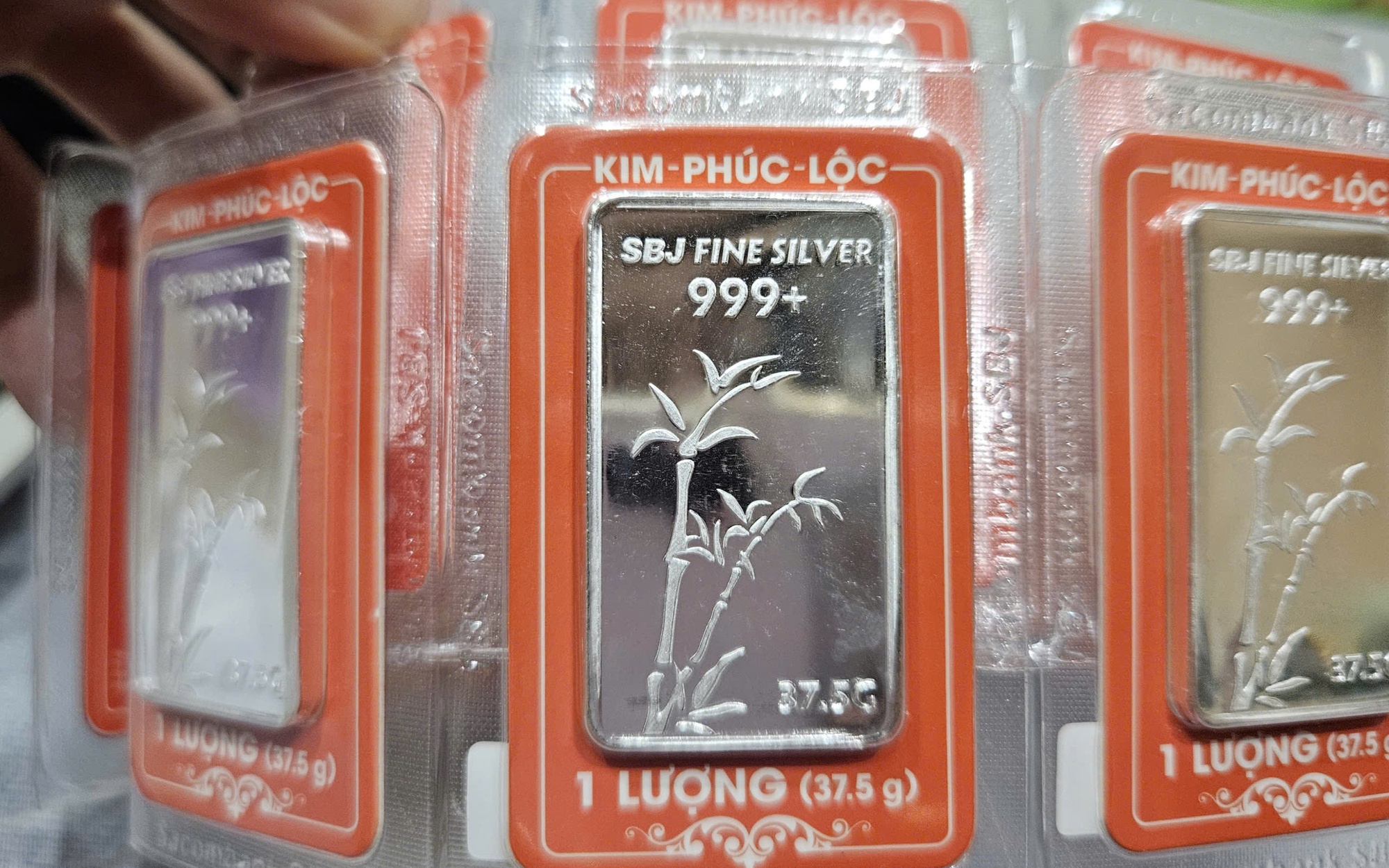 Gi&aacute; bạc h&ocirc;m nay 25-3: Tăng nhanh hơn v&agrave;ng, xấp xỉ 3 triệu đồng/lượng - Ảnh 1.