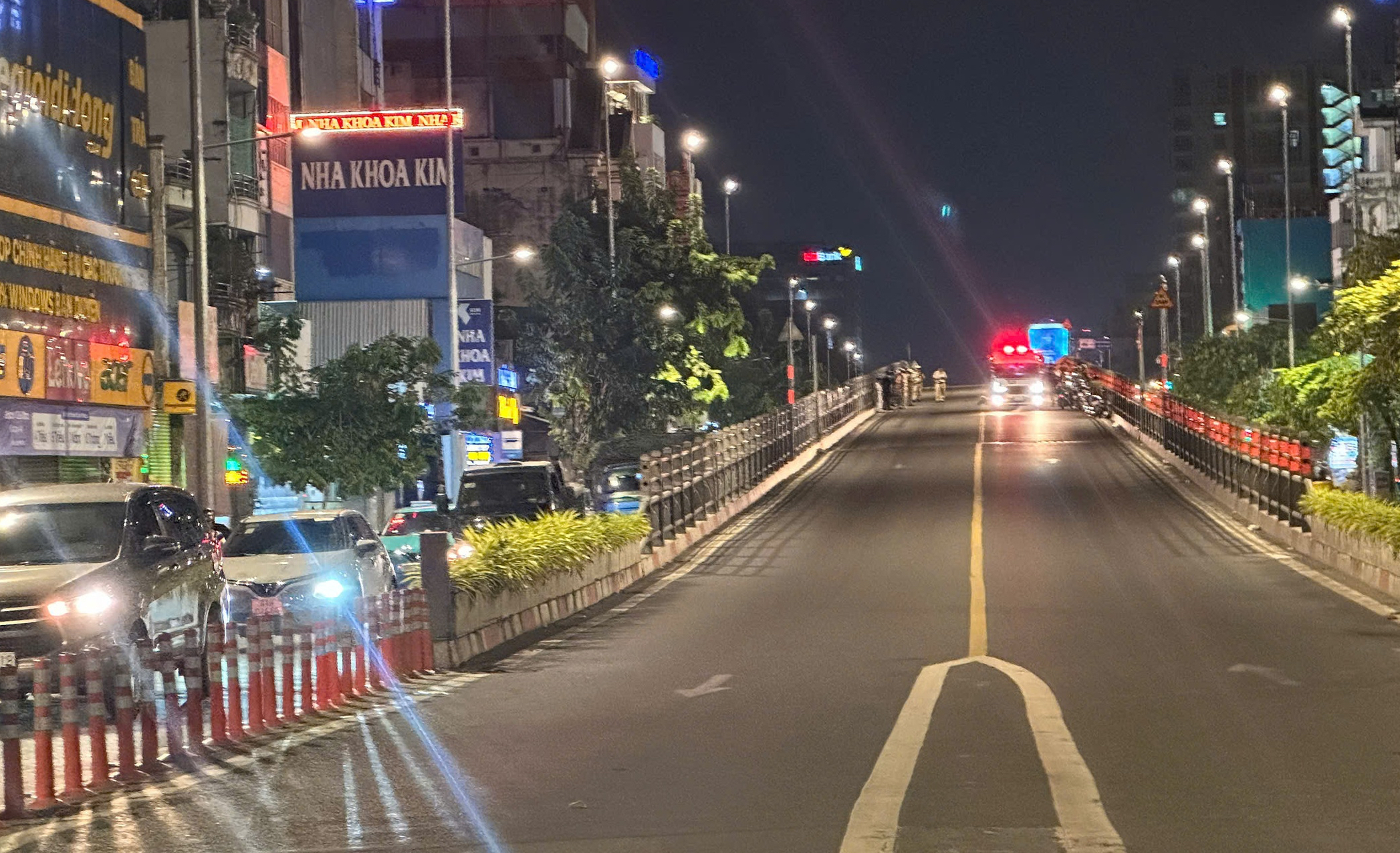 Tai nạn giao th&ocirc;ng nghi&ecirc;m trọng tr&ecirc;n cầu vượt Ho&agrave;ng Hoa Th&aacute;m - Ảnh 1.