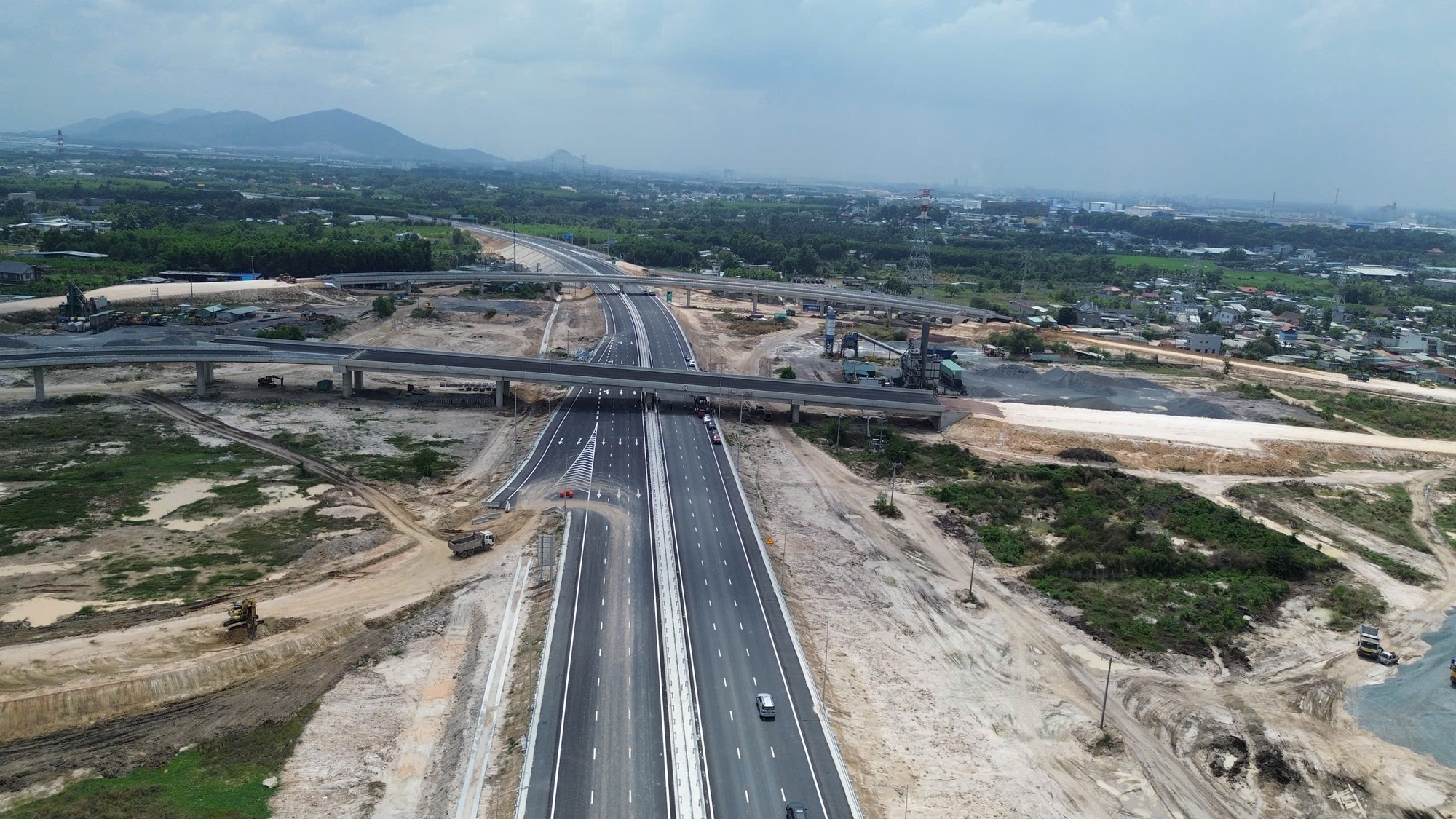TPHCM đẩy nhanh tiến độ c&aacute;c dự &aacute;n kết nối s&acirc;n bay Long Th&agrave;nh năm 2026 - Ảnh 1.
