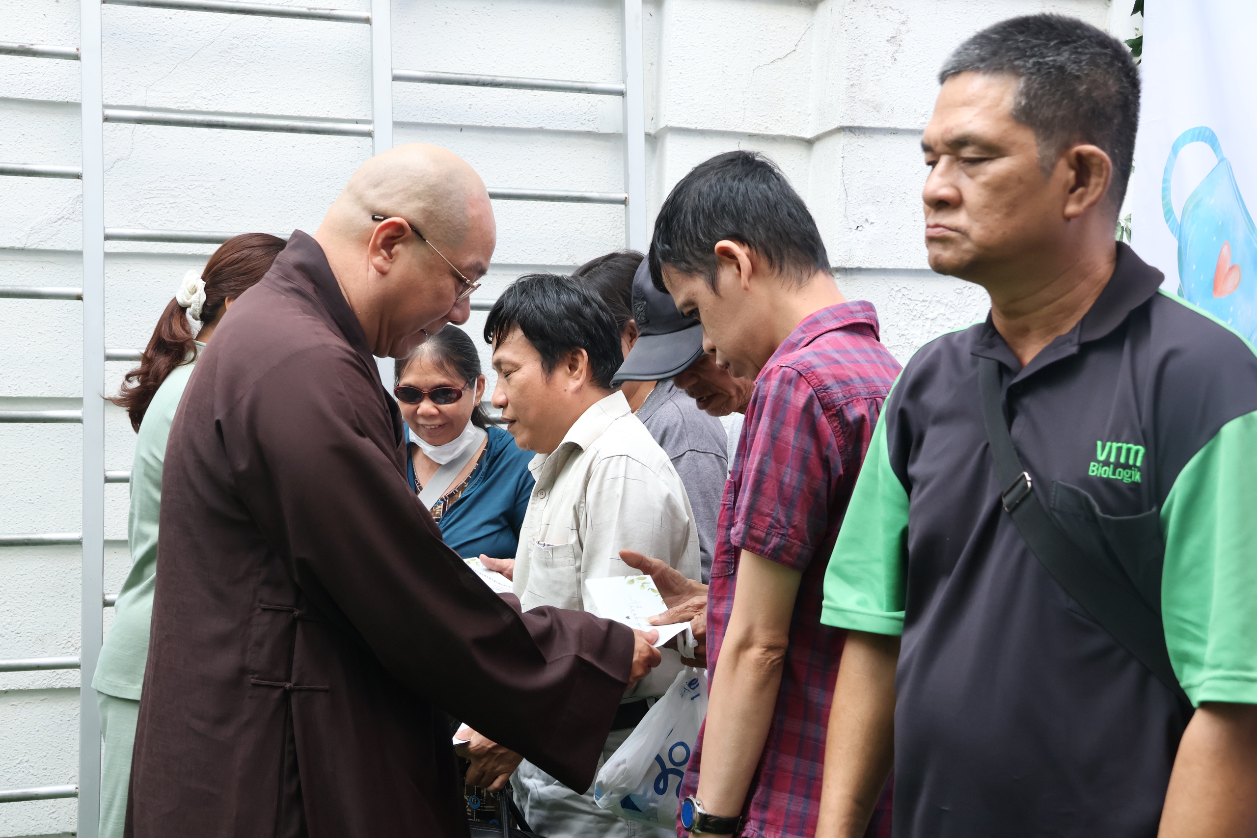 Những phần qu&agrave; ấm &aacute;p nghĩa t&igrave;nh đến người kh&oacute; khăn ở TPHCM - Ảnh 1.