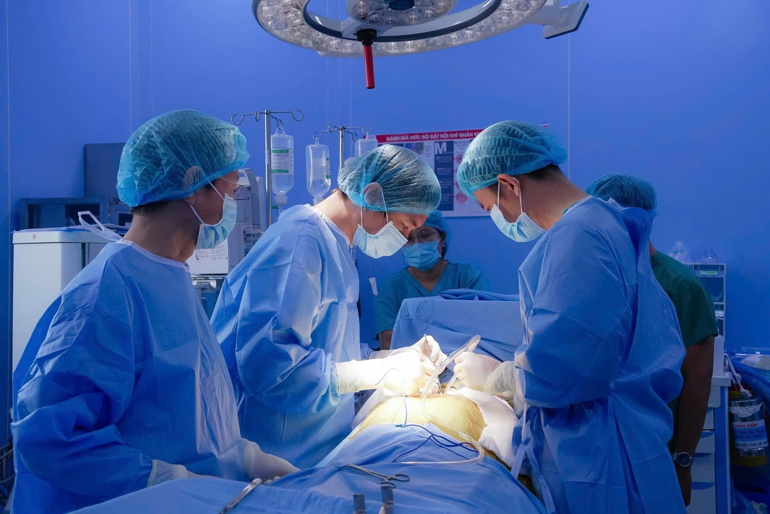 10 giờ phẫu thuật cứu người đàn ông nổ mạch tưởng chừng hết cơ hội sống - Ảnh 1.