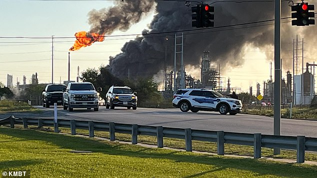 Nổ nhà máy lọc dầu, khói đen bao trùm bầu trời Texas -Mỹ - Ảnh 4.