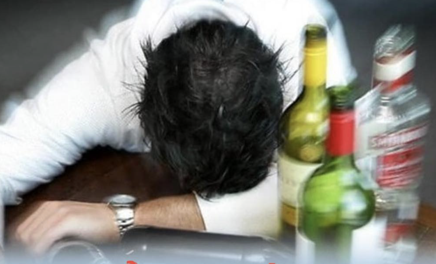 Người đ&agrave;n &ocirc;ng trẻ nguy kịch sau khi uống một loại rượu ngoại - Ảnh 1.