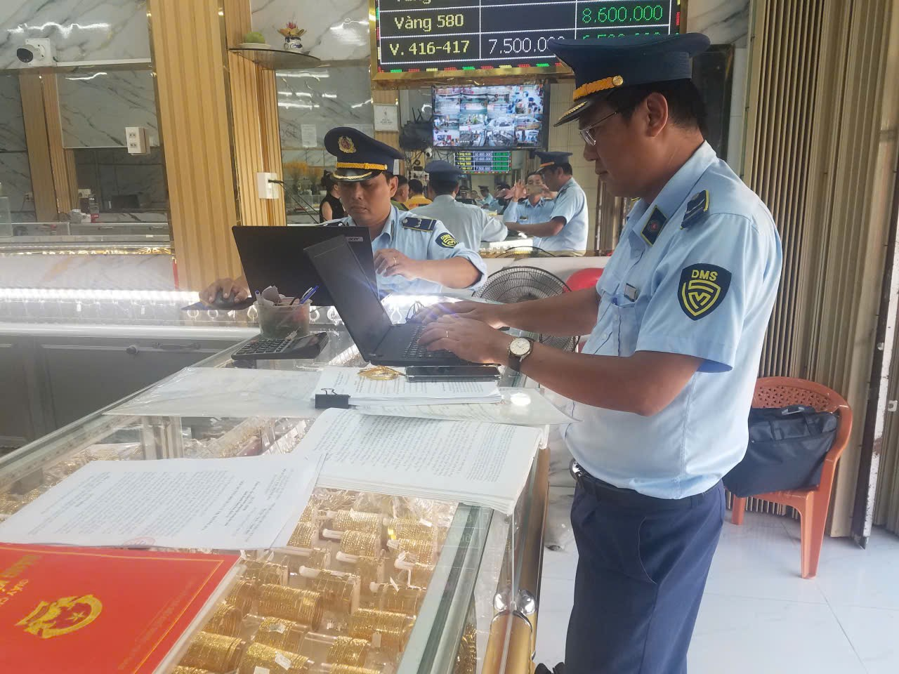 Phạt doanh nghiệp v&agrave;ng tại Đồng Th&aacute;p gần 580 triệu đồng v&igrave; h&agrave;ng giả mạo nh&atilde;n hiệ - Ảnh 1.
