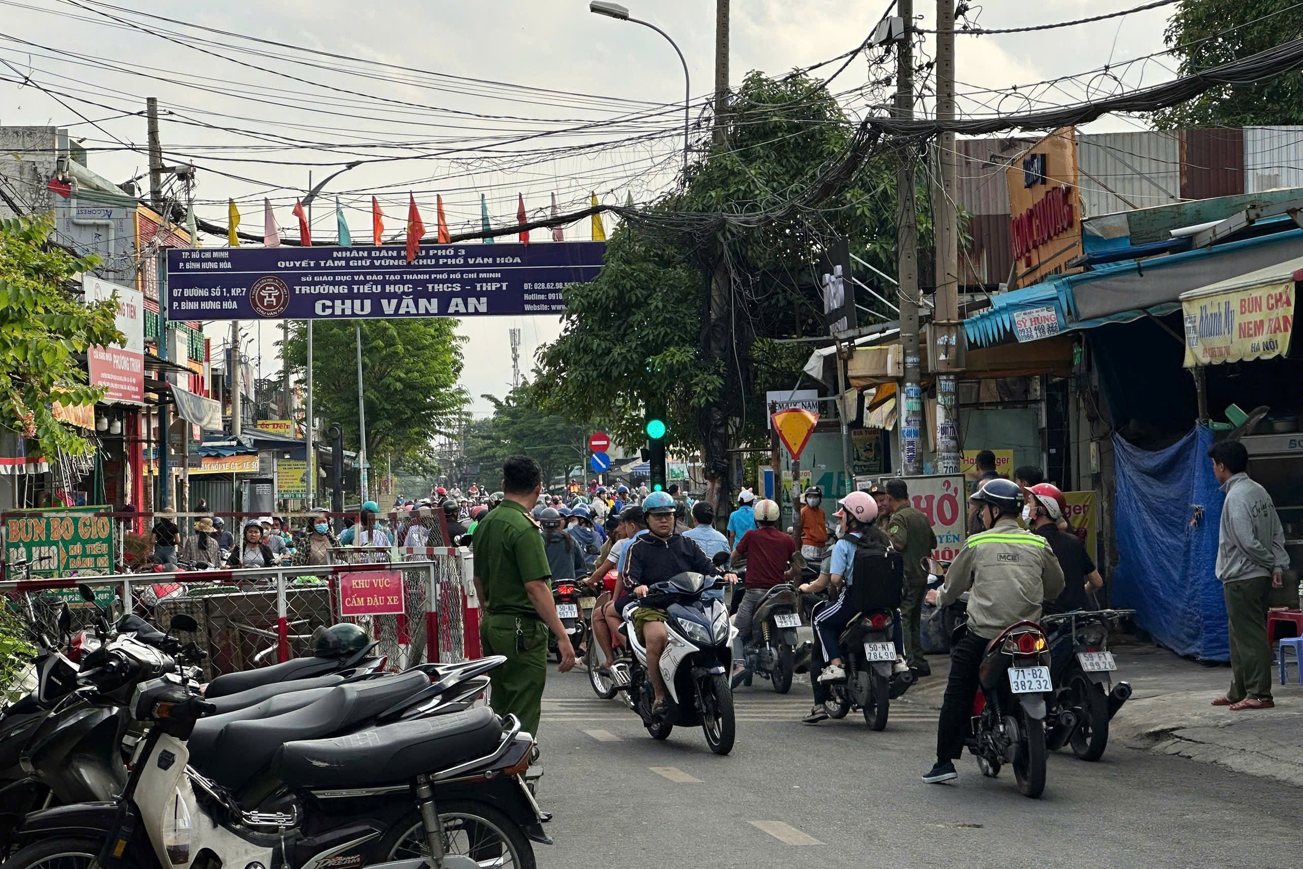 Cháy quán cơm chay ở TPHCM, hai mẹ con tử vong - Ảnh 1.
