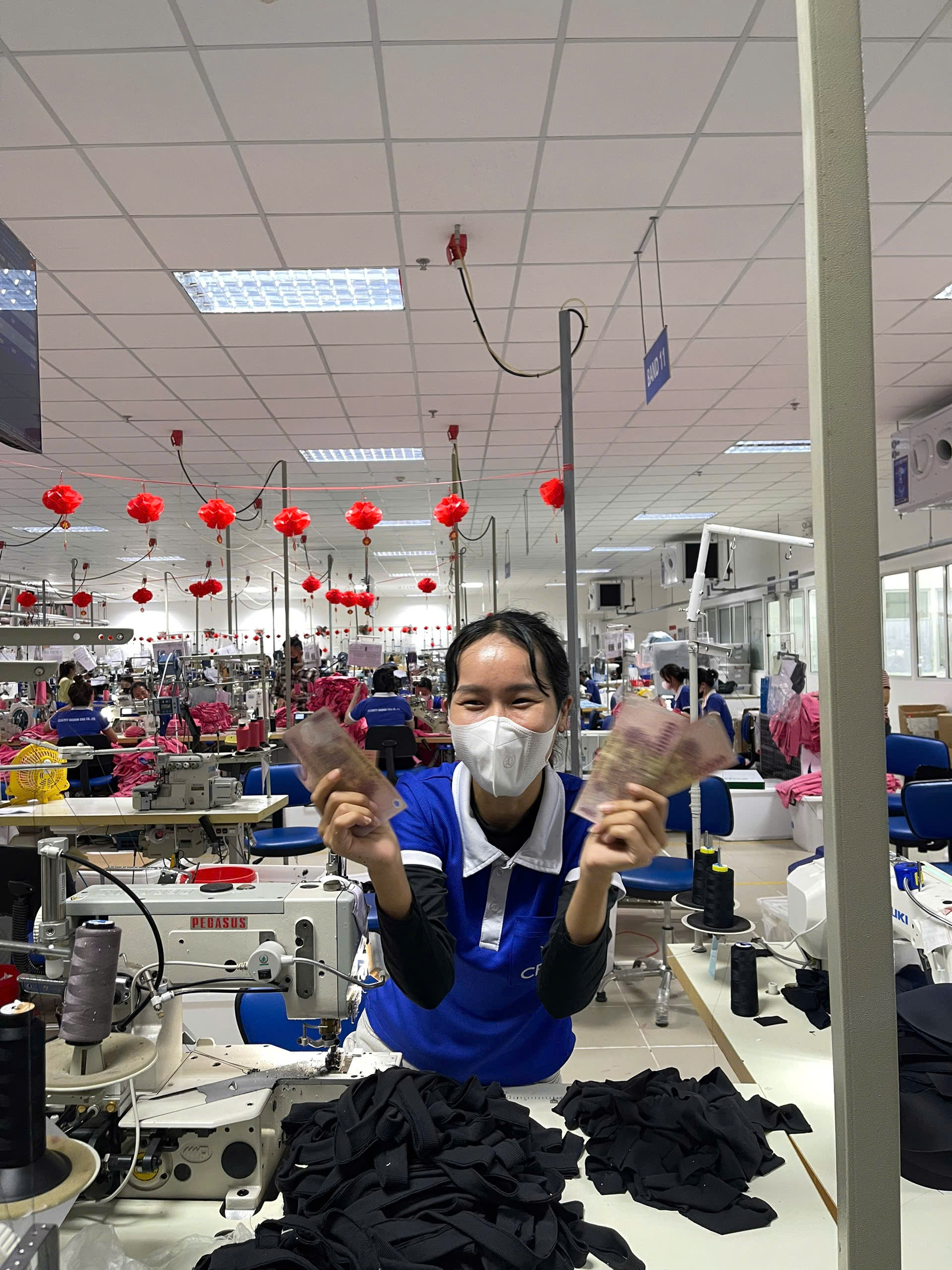 Doanh nghiệp ở Đ&agrave; Nẵng hỗ trợ tiền xăng cho 1.000 c&ocirc;ng nh&acirc;n giữa "b&atilde;o gi&aacute;" - Ảnh 2.