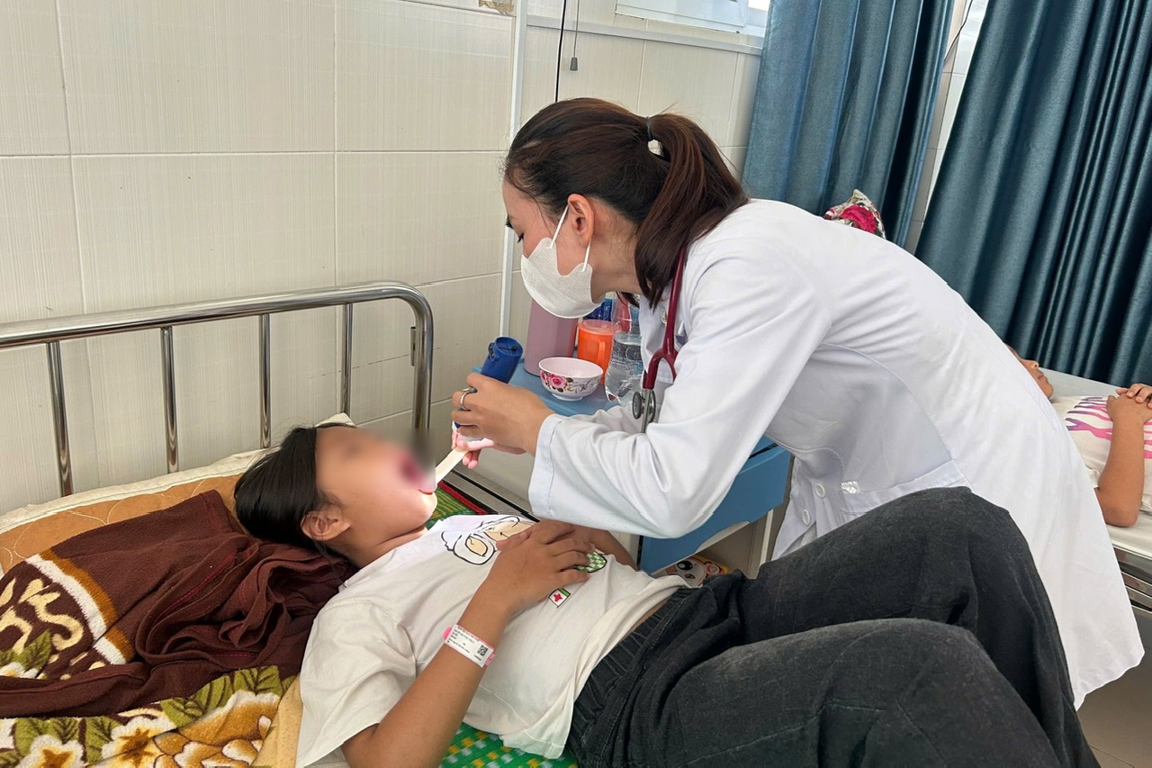 17 người nhập viện cấp cứu sau khi ăn b&aacute;nh m&igrave; ở Quảng Ng&atilde;i - Ảnh 1.