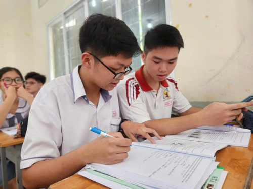 Hạn chế tình trạng học sinh học thêm ngoài trường - Ảnh 1.