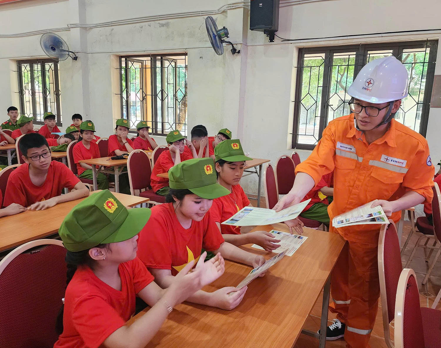 Lan tỏa thói quen tiết kiệm điện - Ảnh 1.