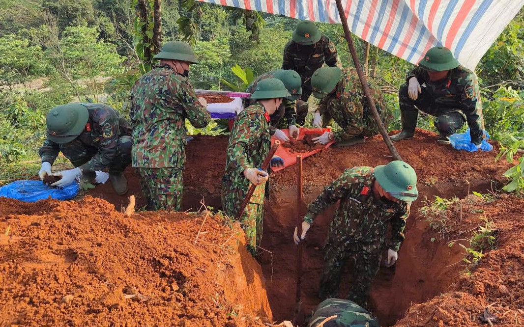 Phát hiện lọ thuỷ tinh đựng di vật chôn kèm hài cốt liệt sĩ
