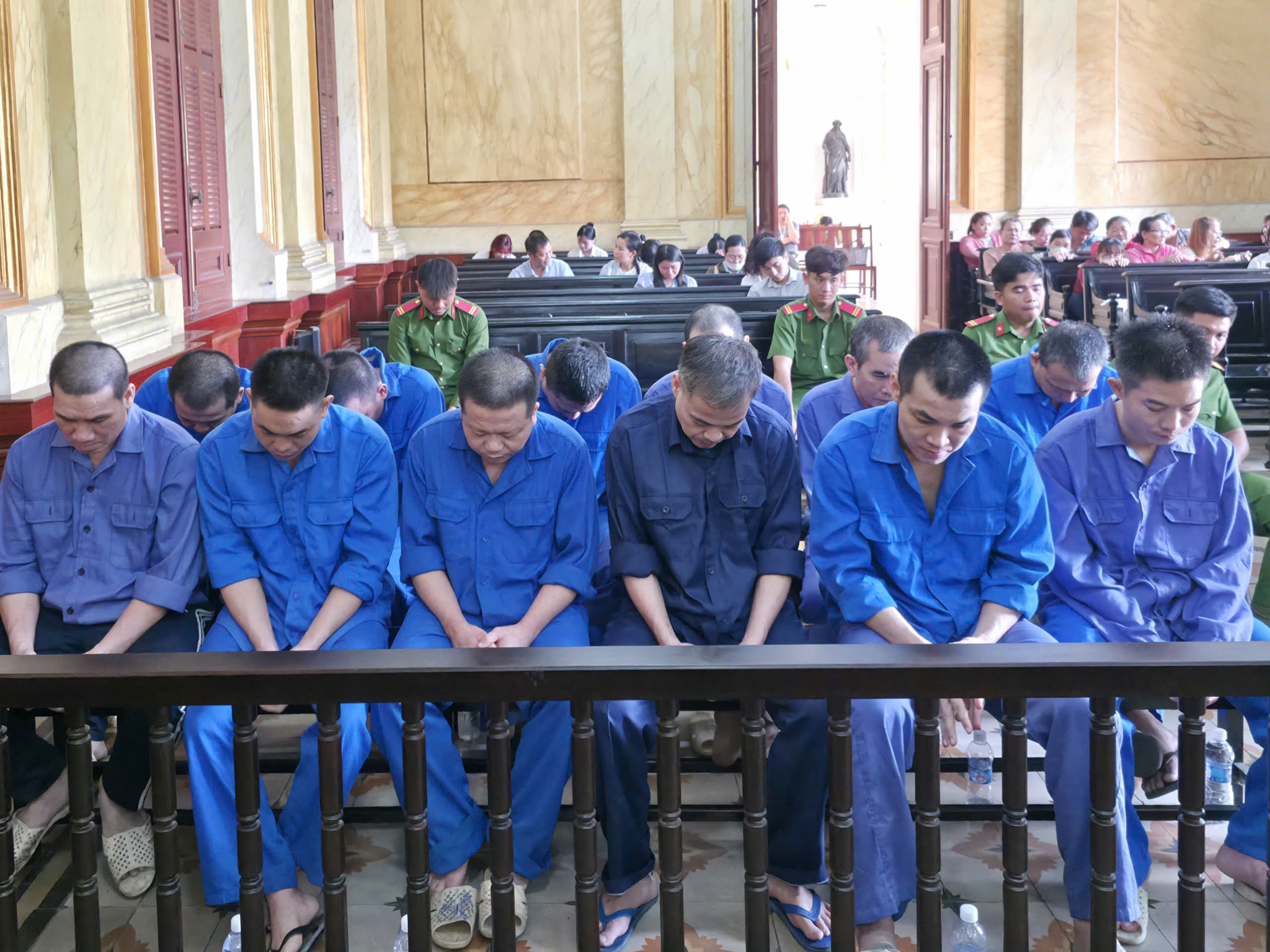 Vụ 12 bảo vệ Khu Công nghệ cao "bảo kê" xe quá tải vào giờ cấm: Quan điểm của VKSND TPHCM - Ảnh 1.