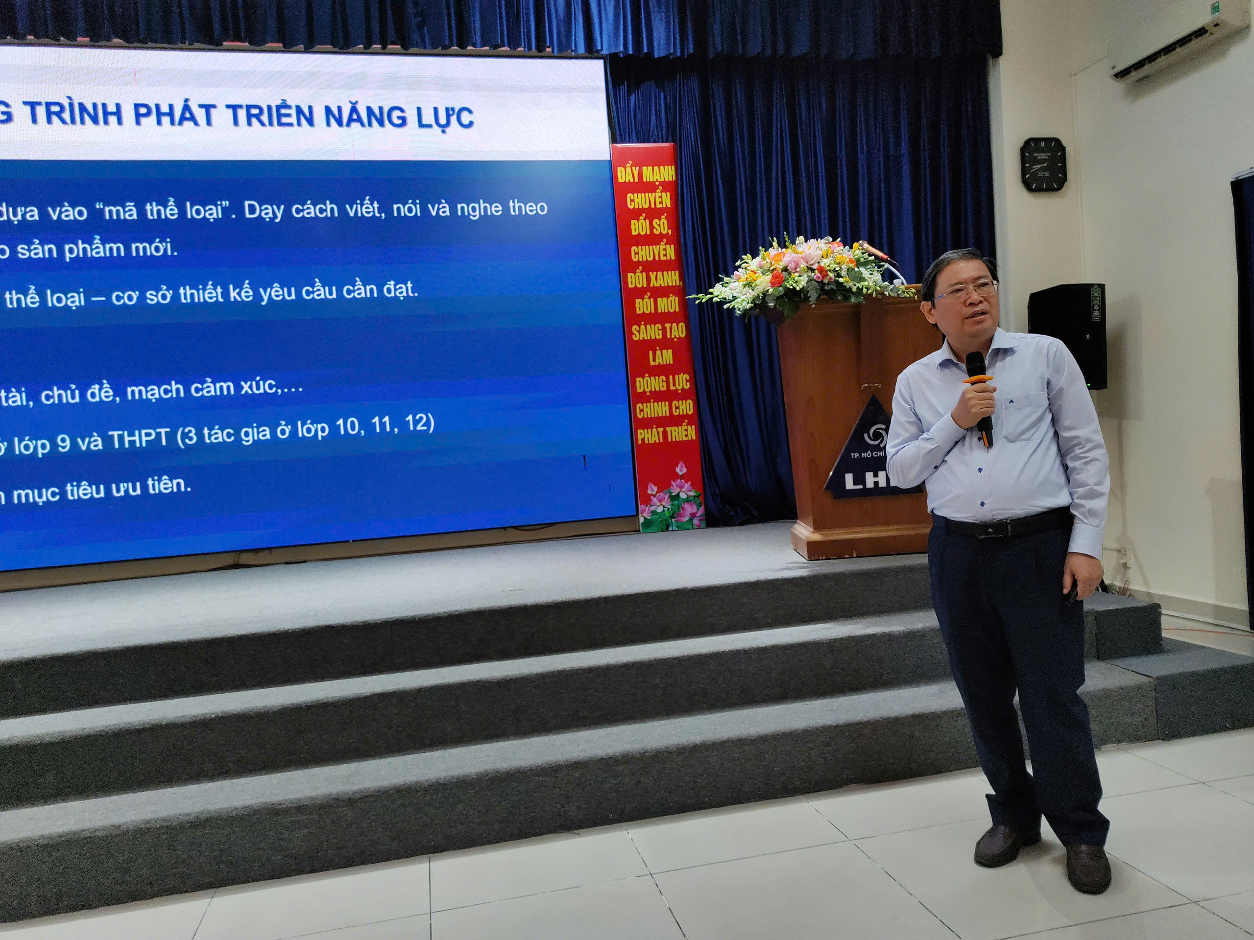 S&aacute;ch gi&aacute;o khoa Ngữ văn v&agrave; AI - Ảnh 1.