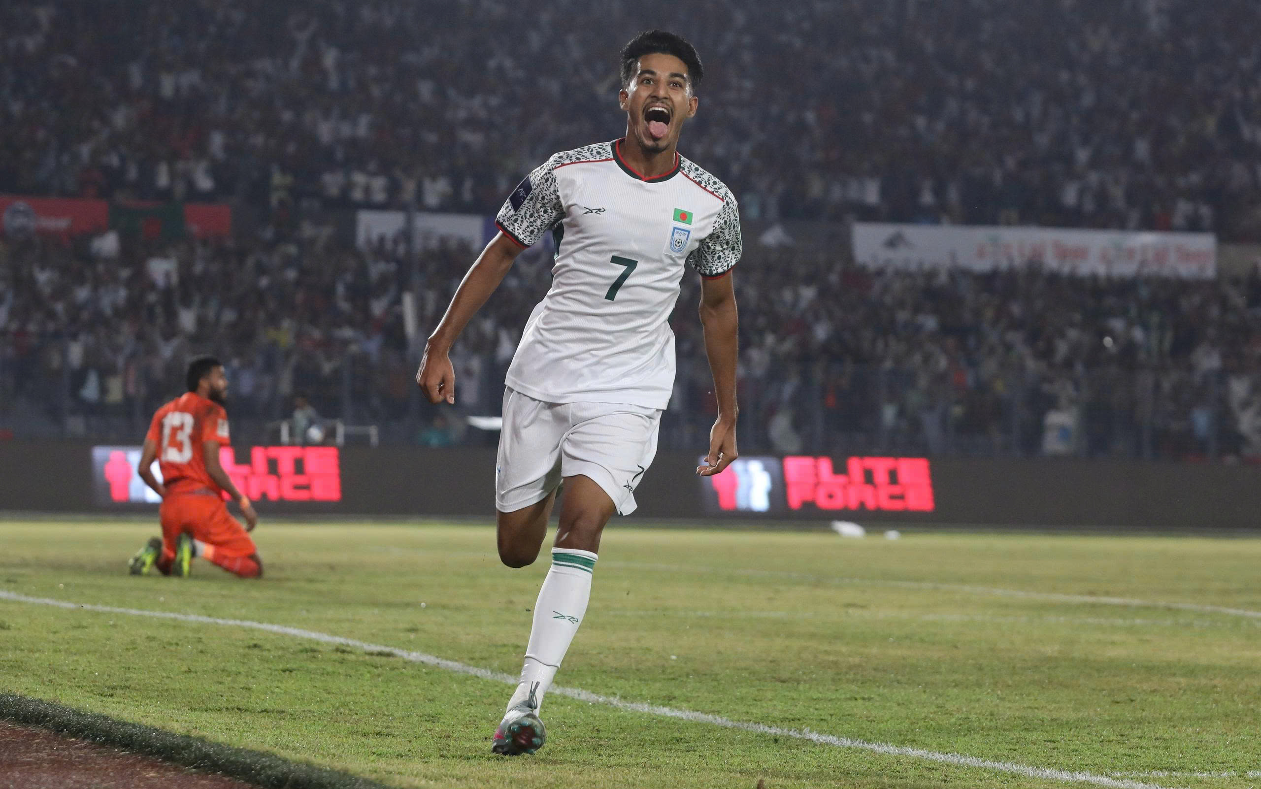 Tuyển Việt Nam chạm tr&aacute;n Bangladesh: &ldquo;L&agrave;m n&oacute;ng&rdquo; trước ng&agrave;y t&aacute;i đấu Malaysia - Ảnh 1.