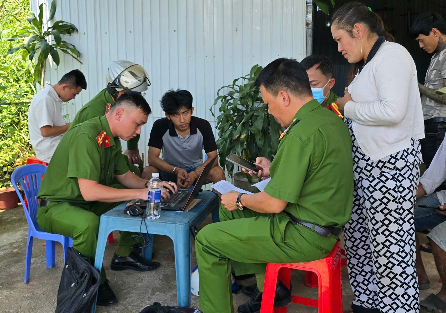 Người chồng đập ph&aacute; taxi ở Bảo Lộc v&igrave; m&acirc;u thuẫn với vợ g&acirc;y ch&uacute; &yacute; - Ảnh 1.