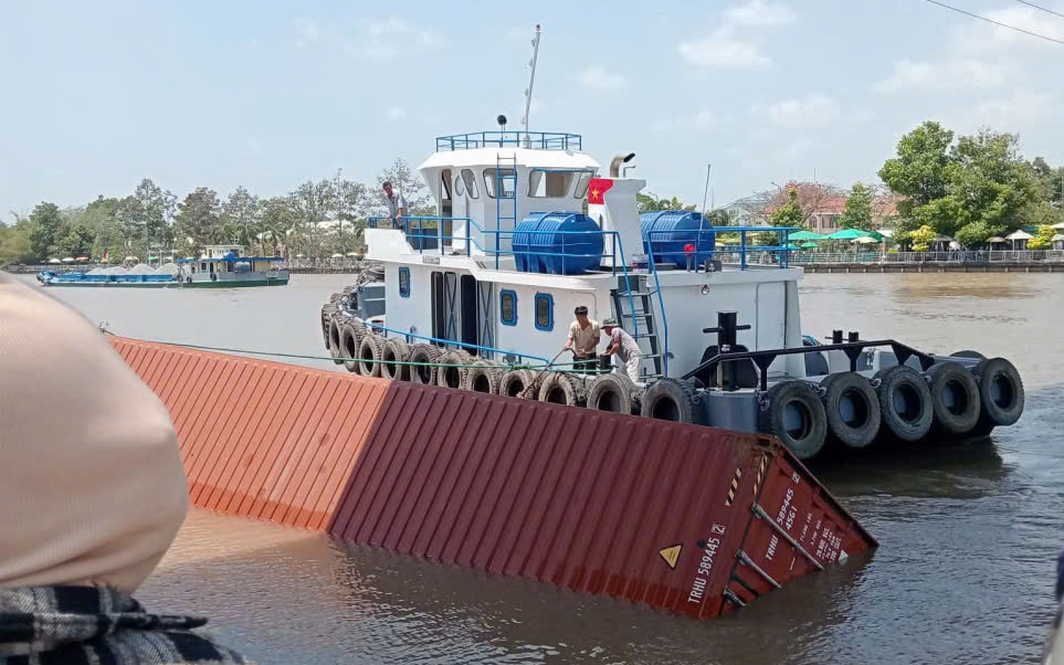 Vụ container rơi xuống kênh Chợ Gạo: Phạt thuyền trưởng 6 triệu đồng