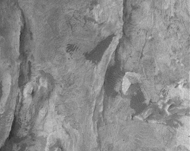 "Kim tự th&aacute;p 3 mặt&rdquo; hiện ra trong ảnh NASA chụp h&agrave;nh tinh kh&aacute;c - Ảnh 2.