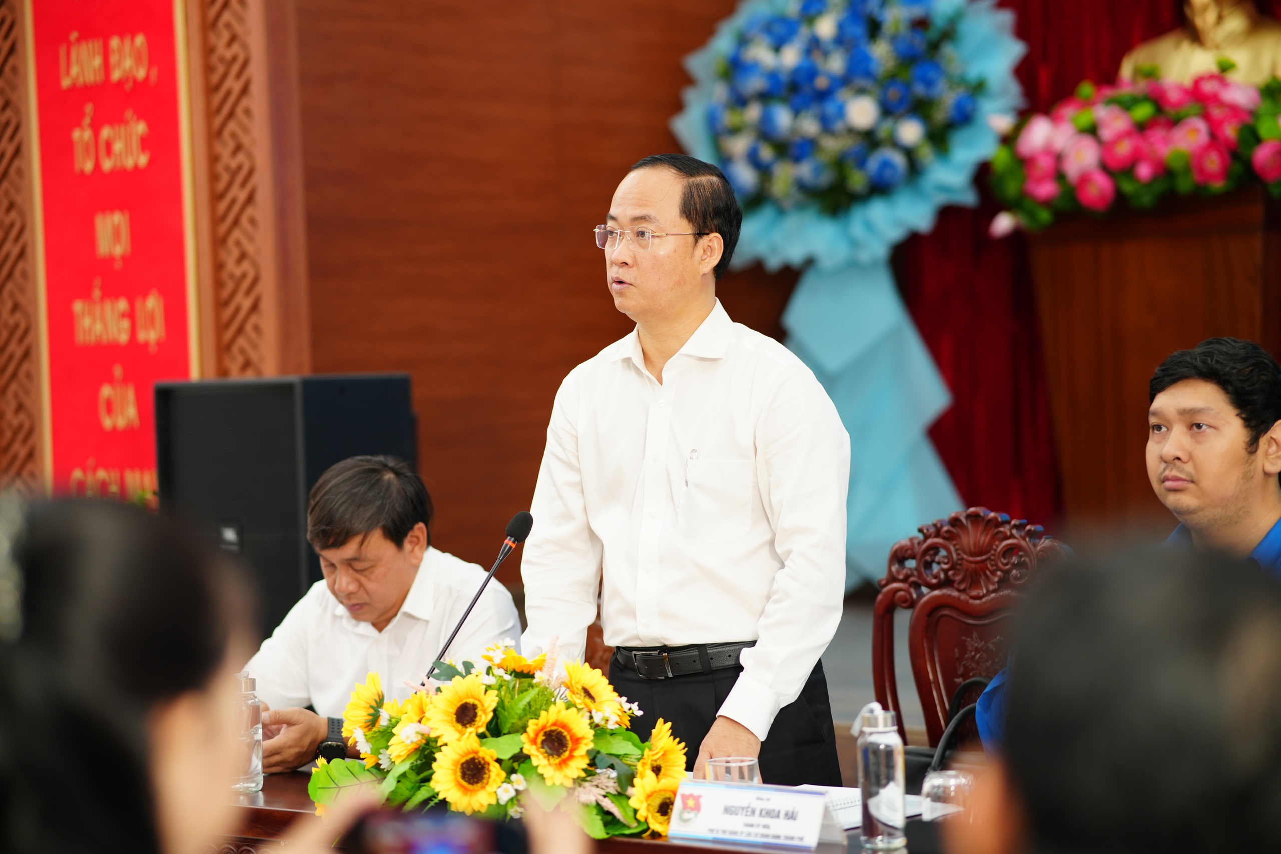 Đảng ủy Các cơ quan Đảng TPHCM gặp gỡ, đối thoại, tuyên dương cán bộ Đoàn tiêu biểu - Ảnh 7.