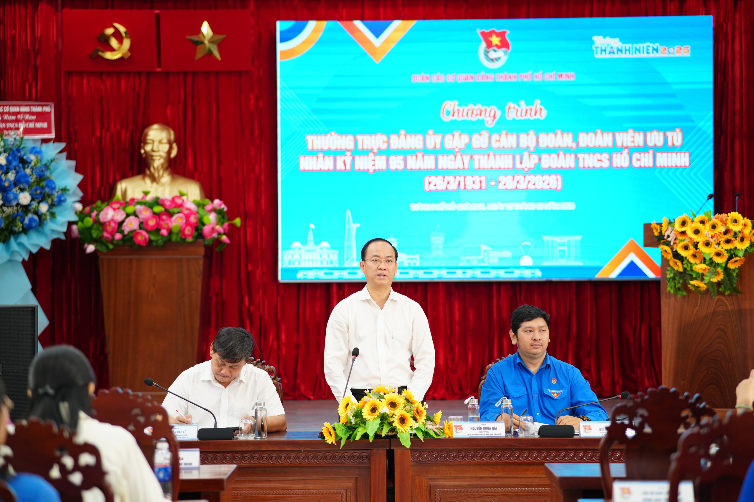 Đảng ủy Các cơ quan Đảng TPHCM gặp gỡ, đối thoại, tuyên dương cán bộ Đoàn tiêu biểu - Ảnh 1.