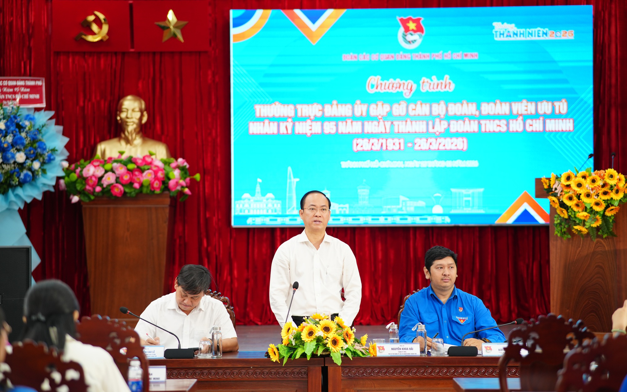 Đảng ủy Các cơ quan Đảng TPHCM gặp gỡ, đối thoại, tuyên dương cán bộ Đoàn tiêu biểu