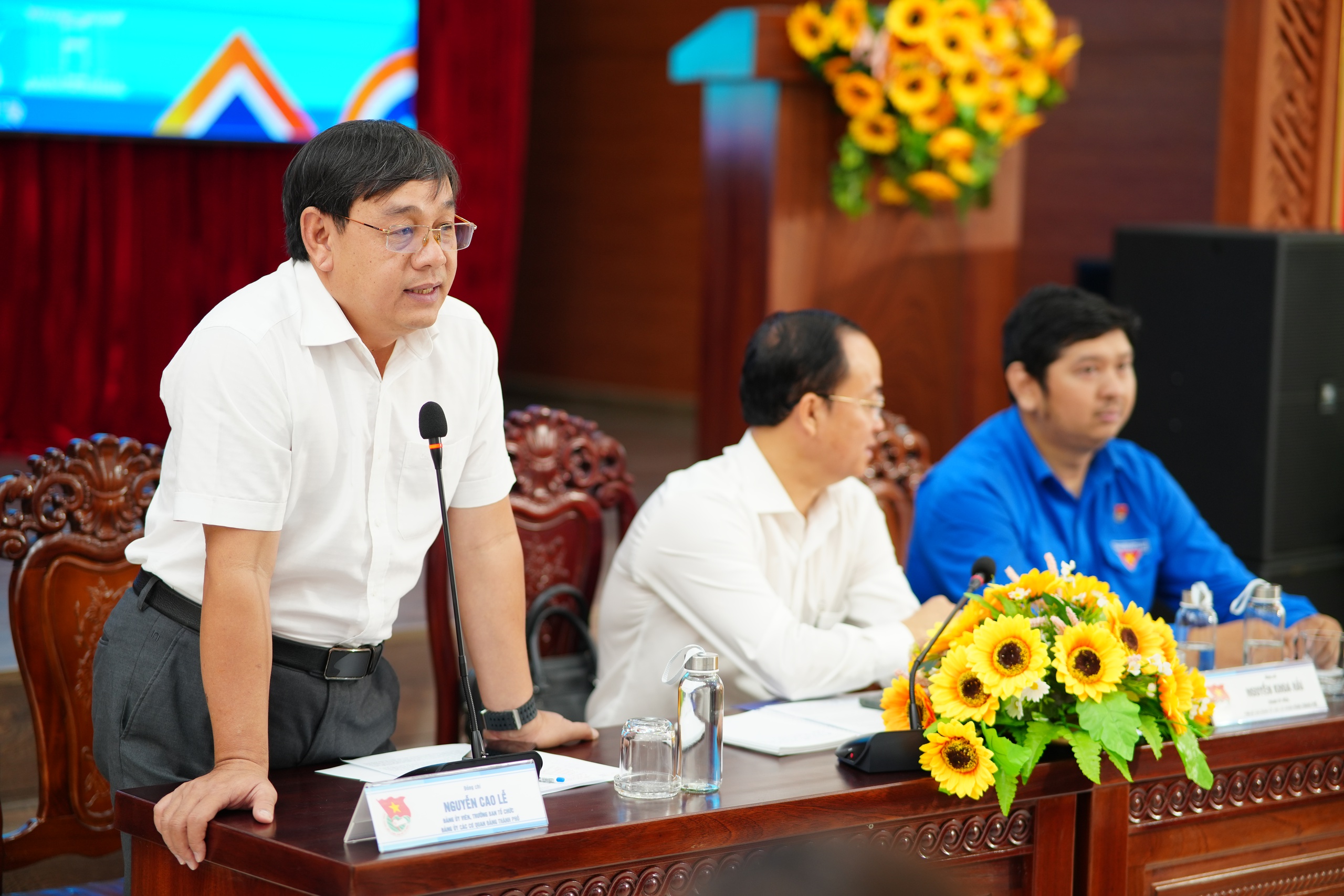 Đảng ủy Các cơ quan Đảng TPHCM gặp gỡ, đối thoại, tuyên dương cán bộ Đoàn tiêu biểu - Ảnh 6.