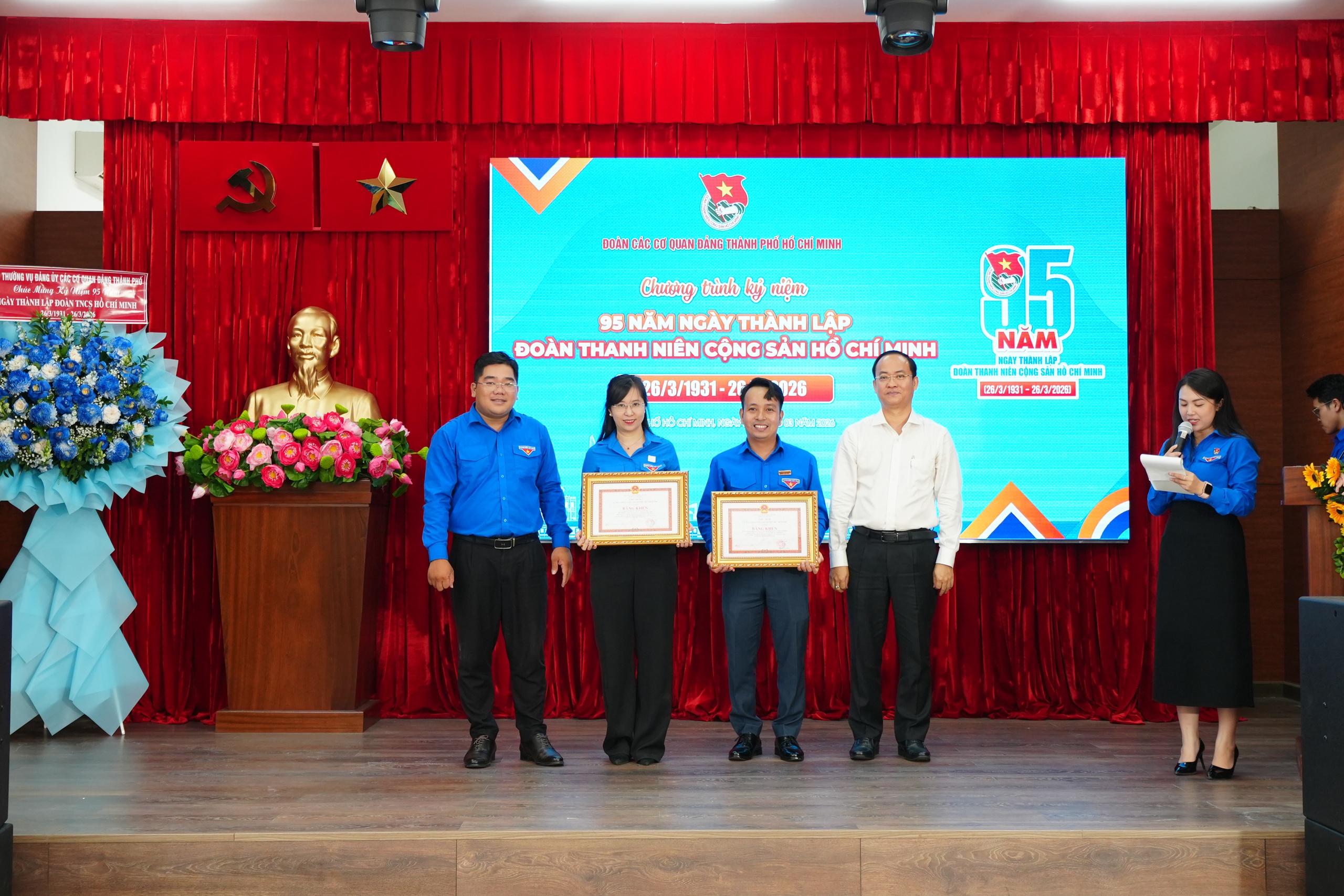 Đảng ủy Các cơ quan Đảng TPHCM gặp gỡ, đối thoại, tuyên dương cán bộ Đoàn tiêu biểu - Ảnh 8.