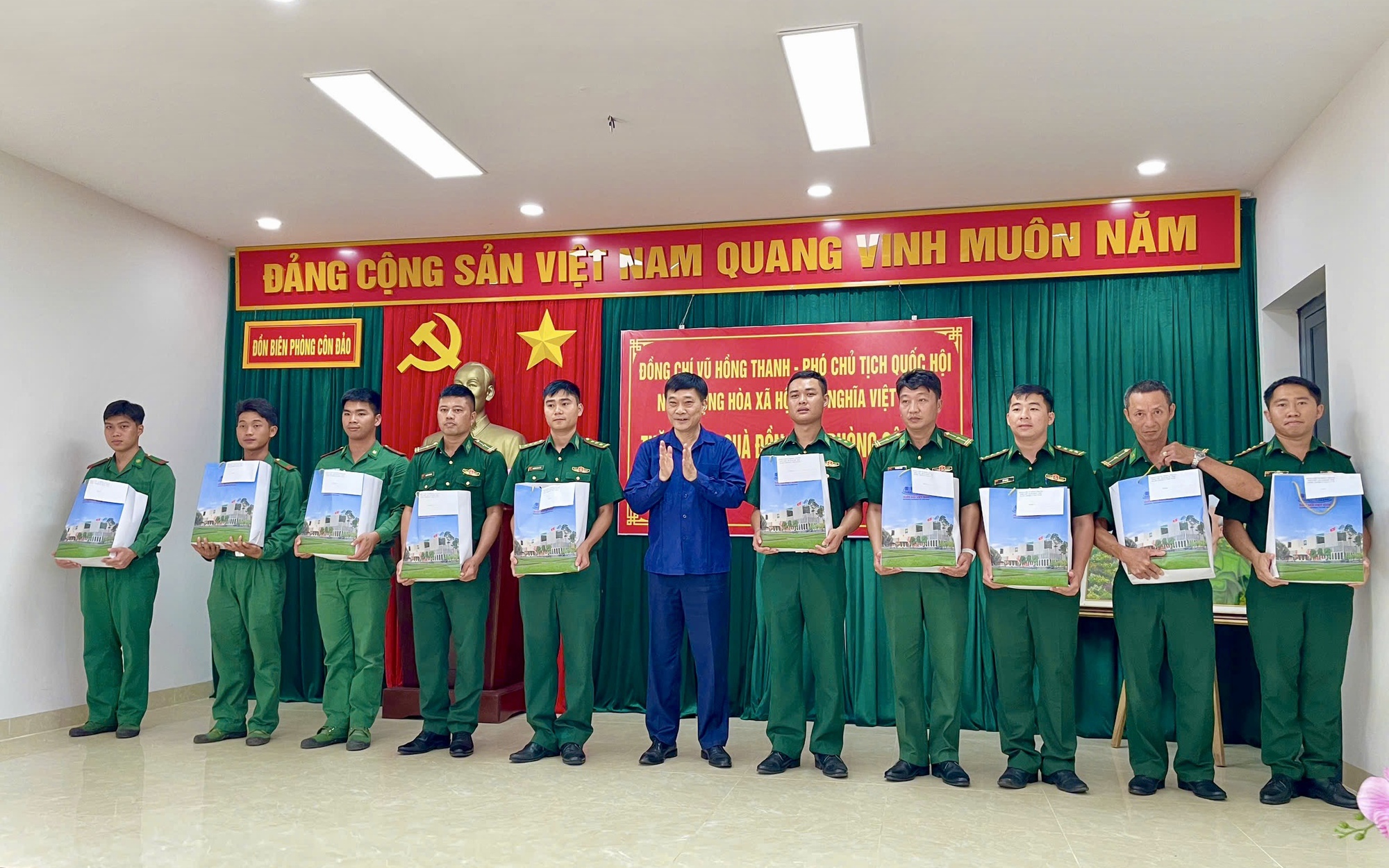 Phó chủ tịch Quốc hội Vũ Hồng Thanh thăm, tặng quà Đồn Biên phòng Côn Đảo