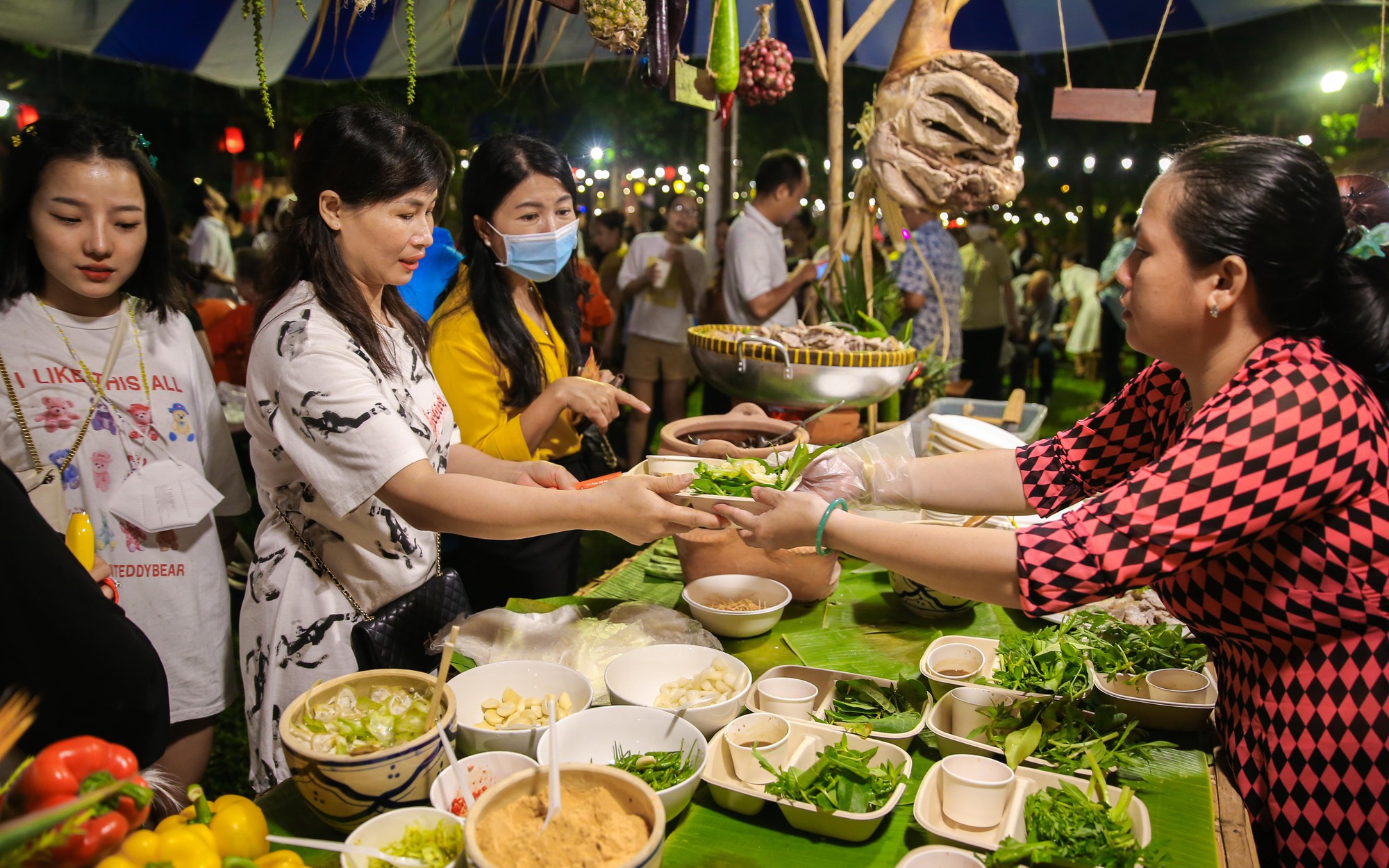 Kinh tế đêm TPHCM không chỉ là chợ đêm hay quán nhậu