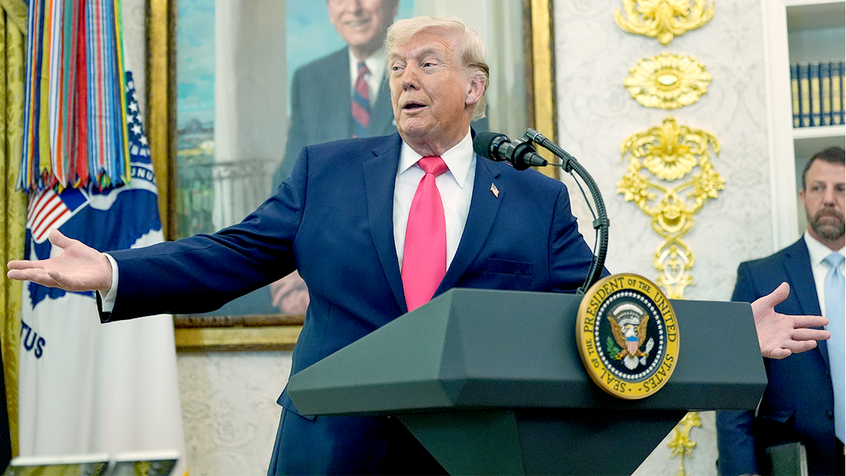Ông Donald Trump: Iran tặng Mỹ món quá bất ngờ - Ảnh 1.