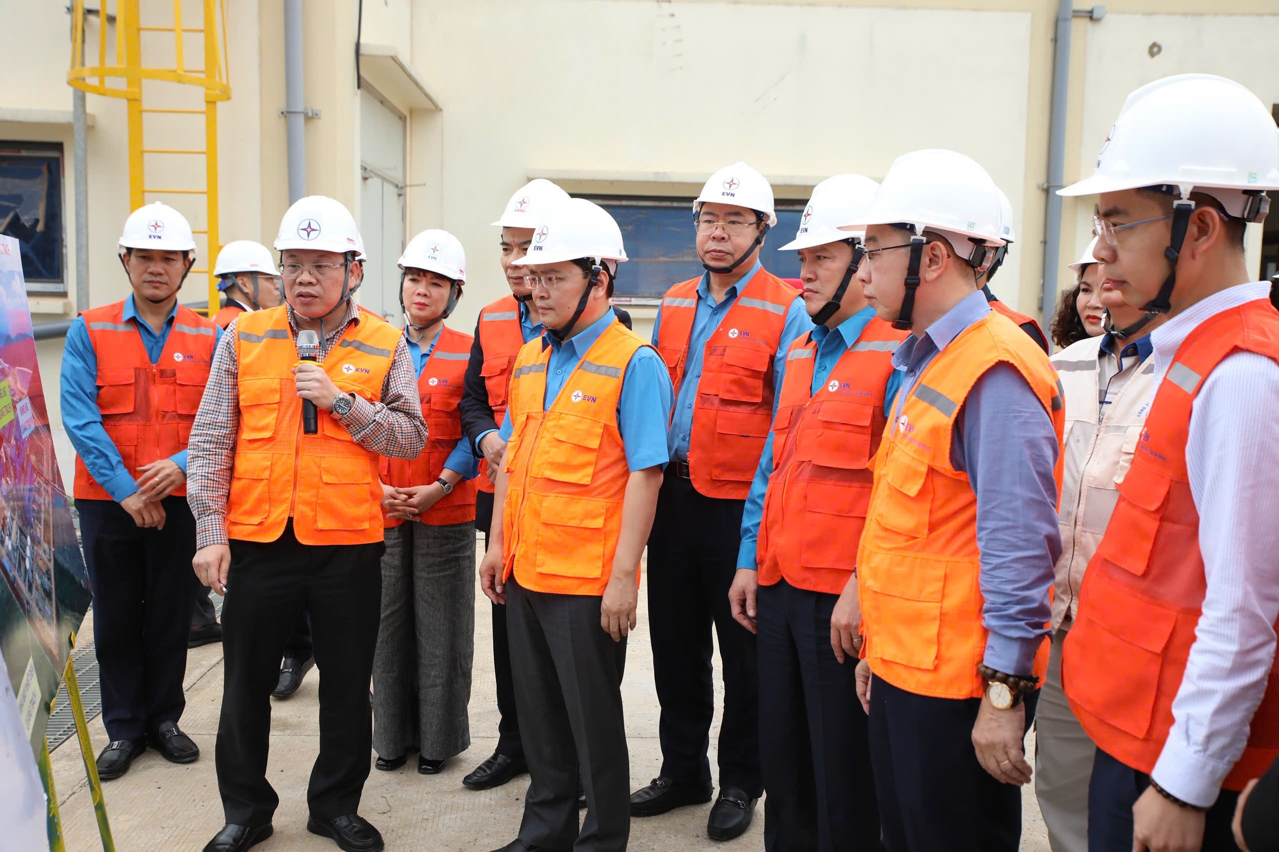 Công đoàn Việt Nam khẳng định vị trí trong sự nghiệp xây dựng và bảo vệ Tổ quốc - Ảnh 1.