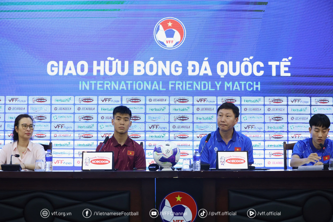 HLV Kim Sang-sik kỳ vọng màn trình diễn của "song sát" Hoàng Hên - Xuân Son - Ảnh 1.