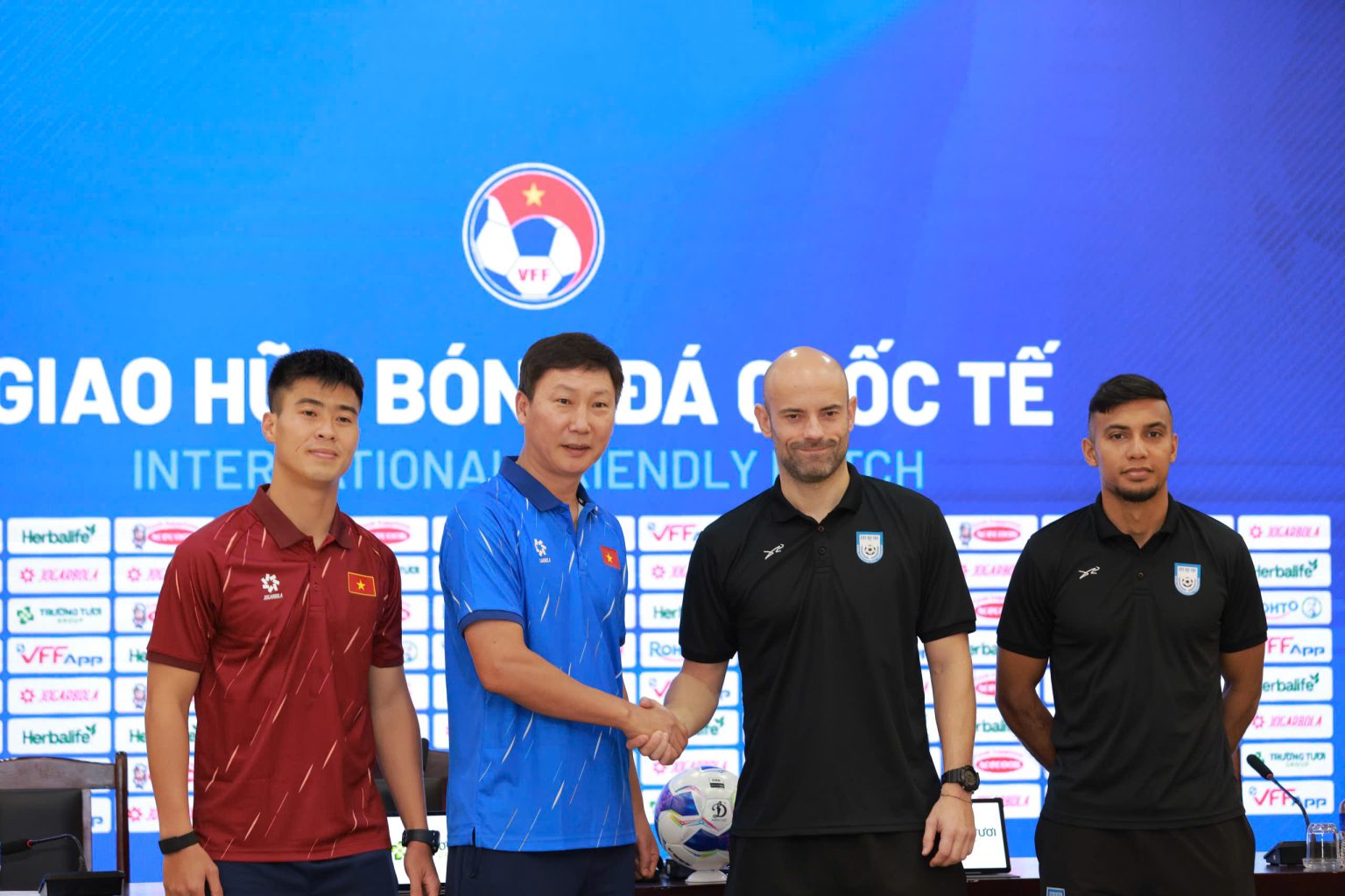 HLV Kim Sang-sik kỳ vọng màn trình diễn của "song sát" Hoàng Hên - Xuân Son - Ảnh 4.
