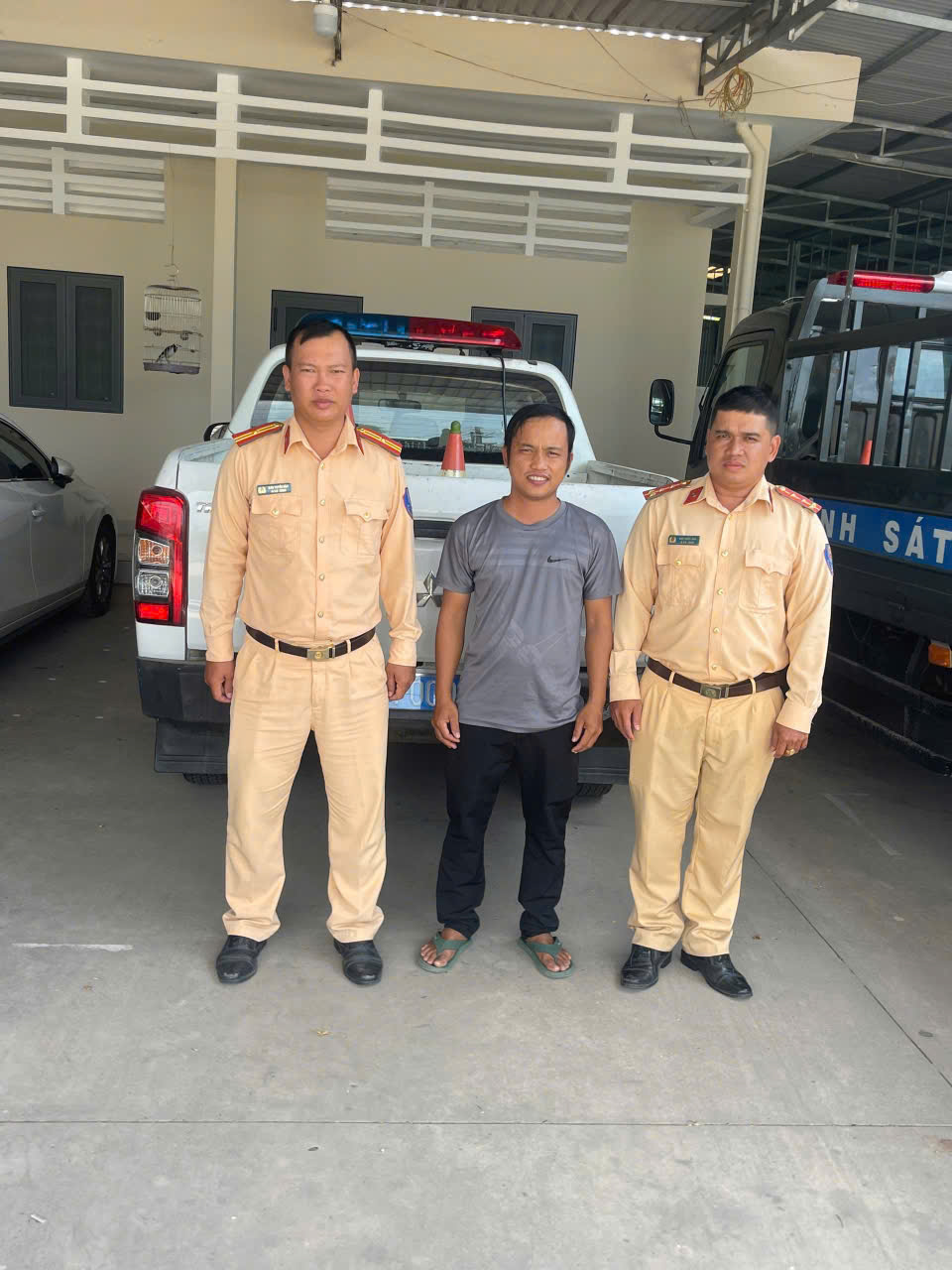 CSGT Tây Ninh kịp thời cứu người phụ nữ nghi tai biến trong gang tấc - Ảnh 1.