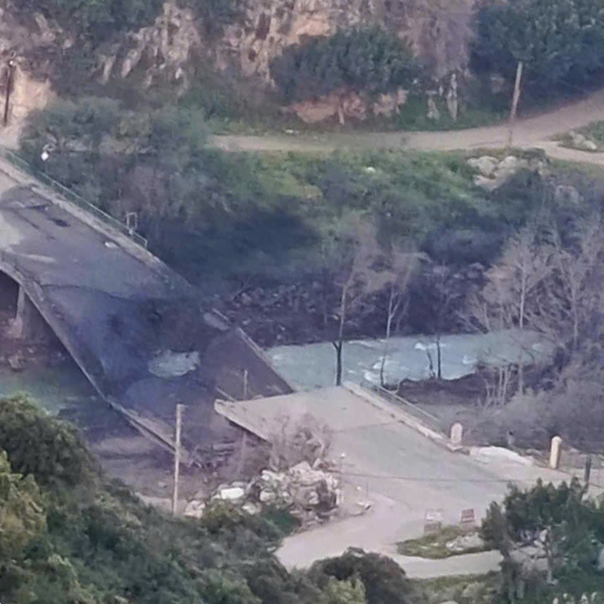 Israel ph&aacute; cầu ở nam Lebanon, siết đường tiếp tế nhằm kiềm chế Hezbollah - Ảnh 2.