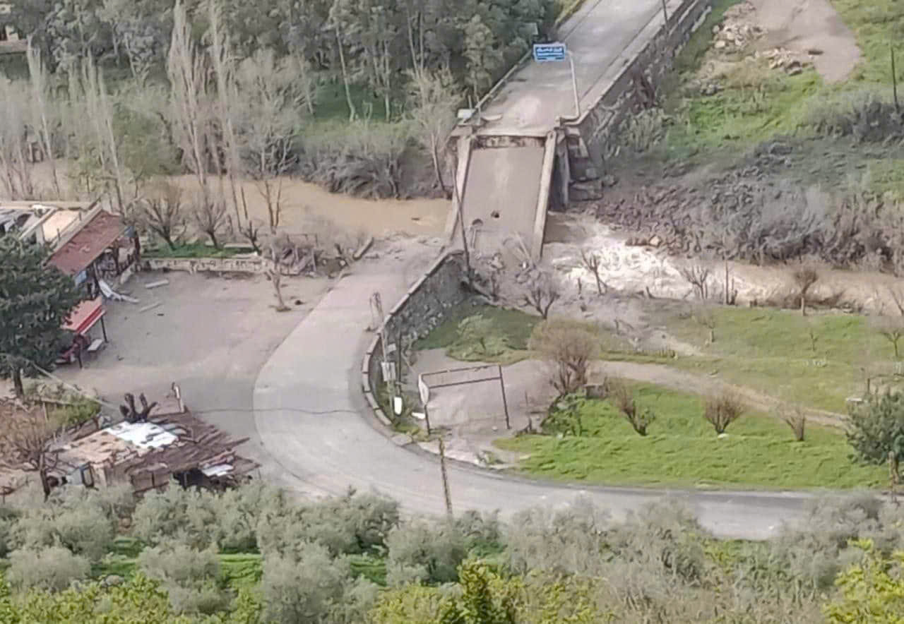 Israel ph&aacute; cầu ở nam Lebanon, siết đường tiếp tế nhằm kiềm chế Hezbollah - Ảnh 4.