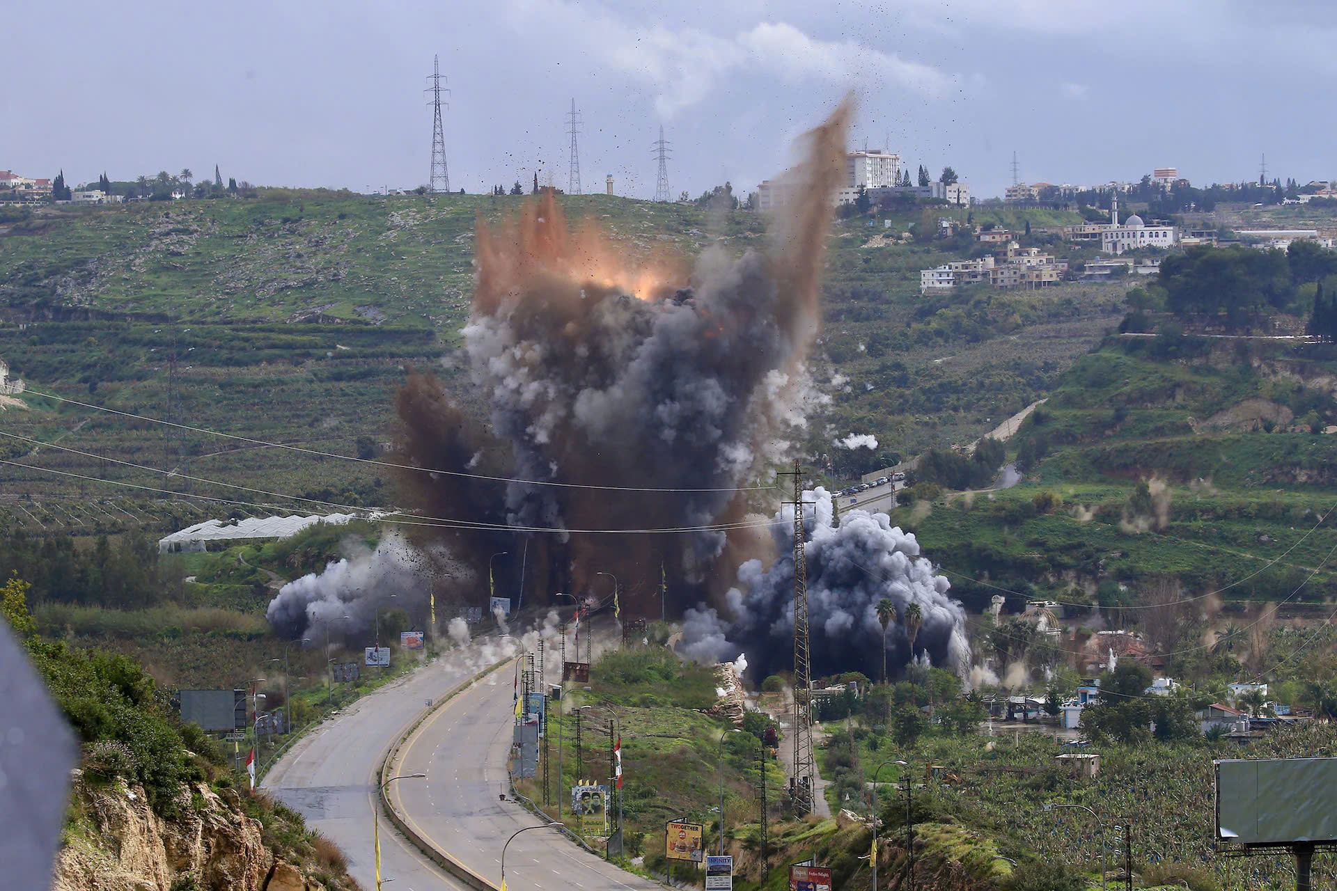 Israel ph&aacute; cầu ở nam Lebanon, siết đường tiếp tế nhằm kiềm chế Hezbollah - Ảnh 6.