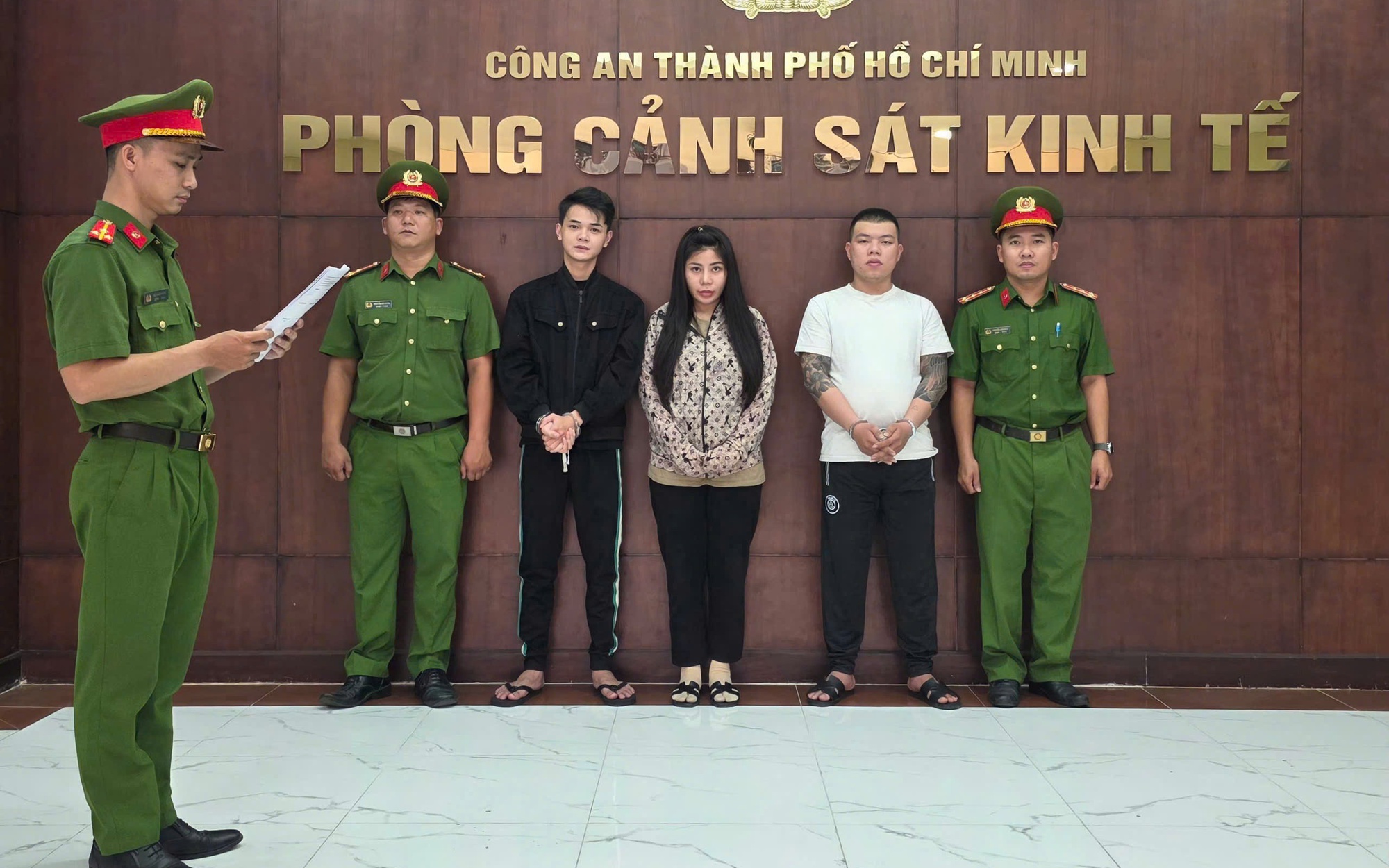 Bất ngờ kiểm tra một căn nhà, Công an TPHCM bắt 3 người