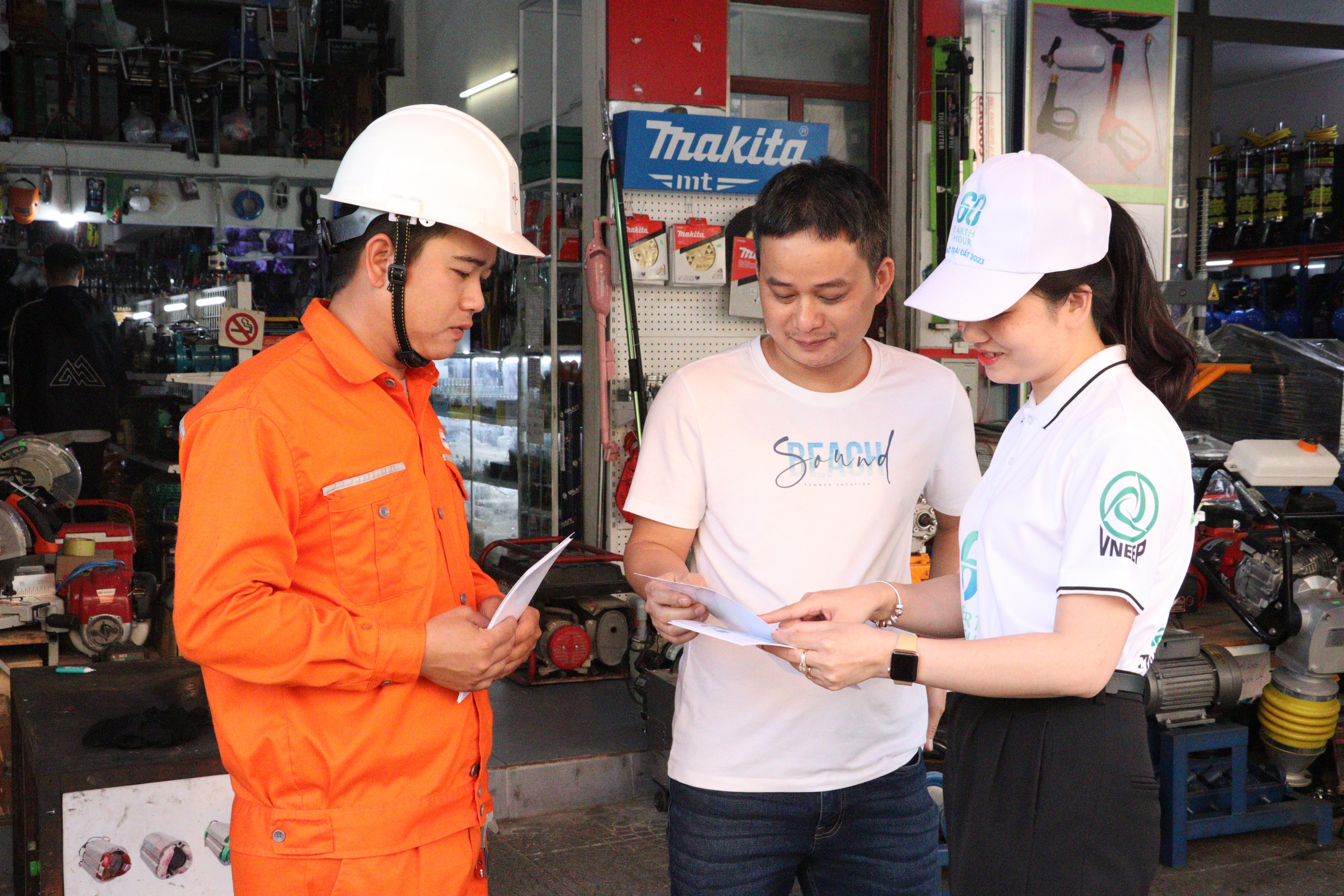 Tuổi trẻ Điện lực Quảng Trị làm công trình chiếu sáng tại Bệnh viện đa khoa Đồng Hới - Ảnh 4.