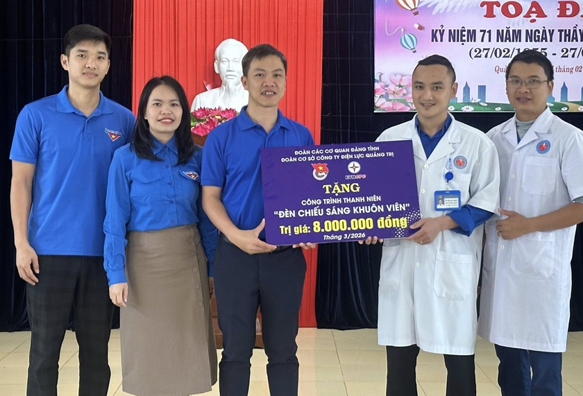 Tuổi trẻ Điện lực Quảng Trị làm công trình chiếu sáng tại Bệnh viện đa khoa Đồng Hới - Ảnh 1.