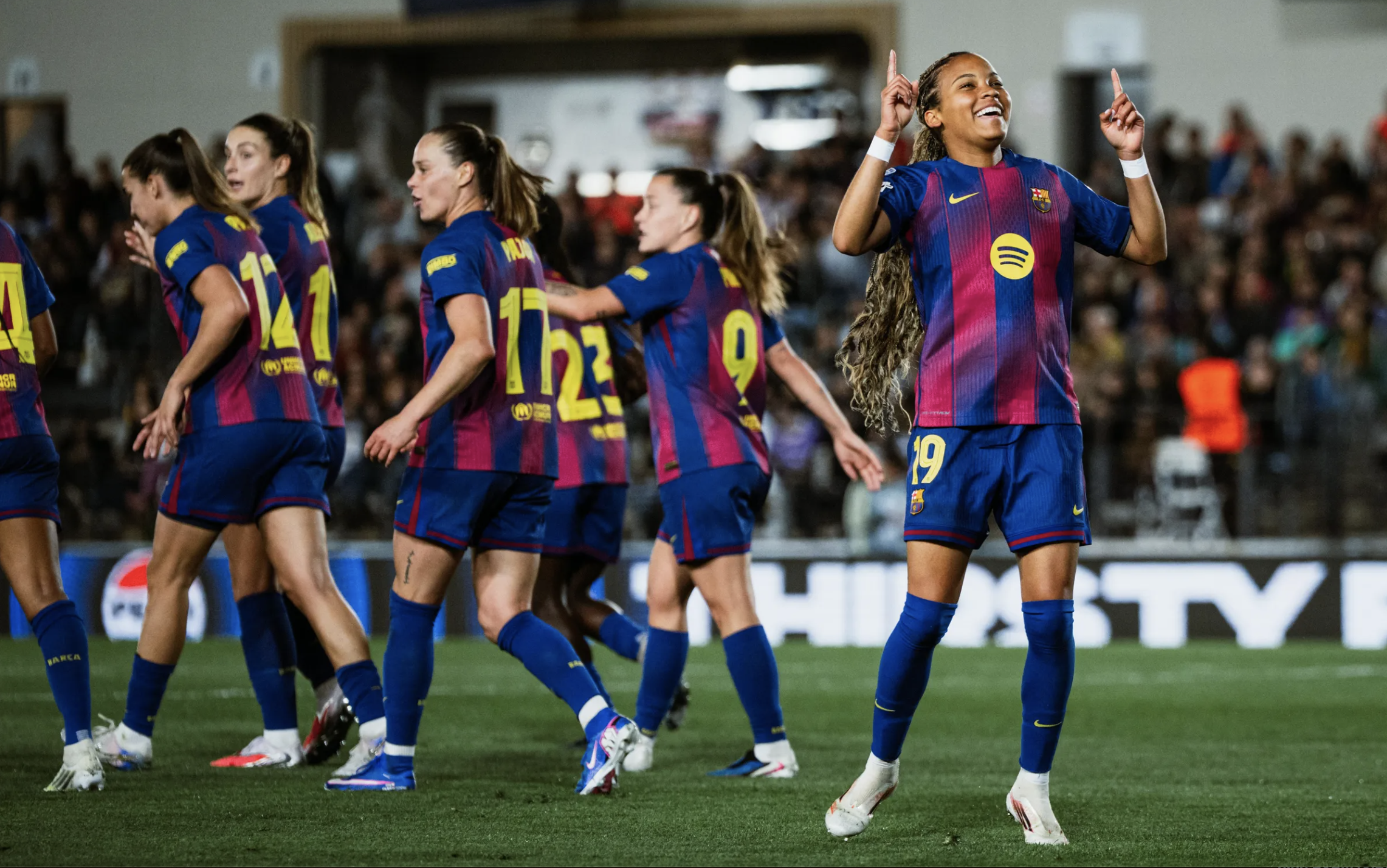Barcelona đại thắng "si&ecirc;u kinh điển" ở tứ kết Champions League nữ - Ảnh 6.