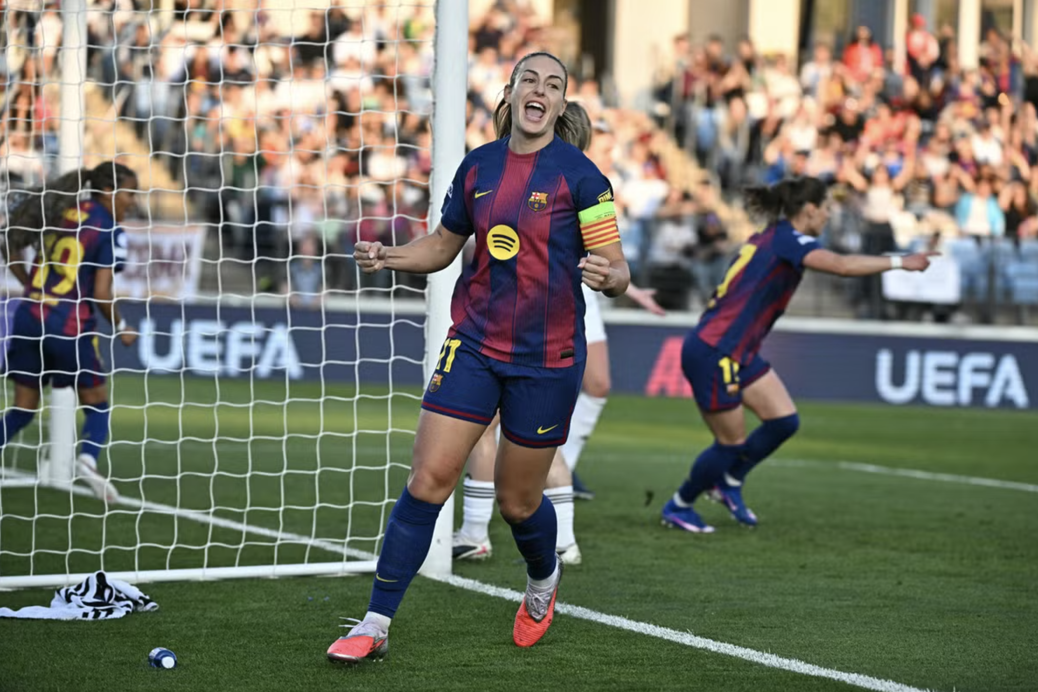 Barcelona đại thắng "si&ecirc;u kinh điển" ở tứ kết Champions League nữ - Ảnh 4.