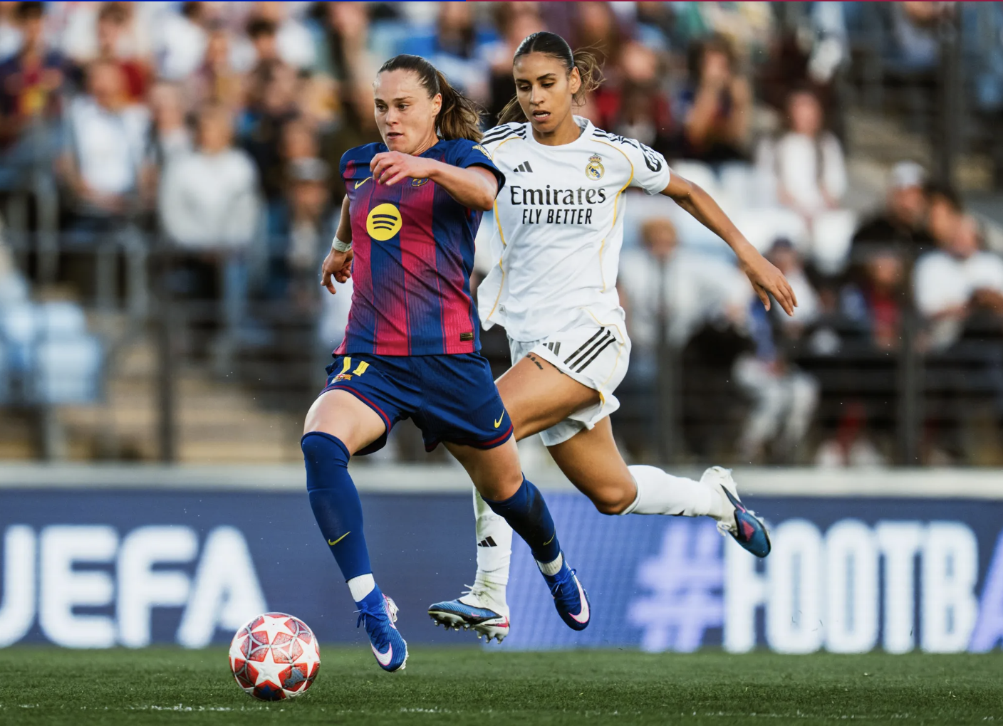 Barcelona đại thắng "si&ecirc;u kinh điển" ở tứ kết Champions League nữ - Ảnh 1.
