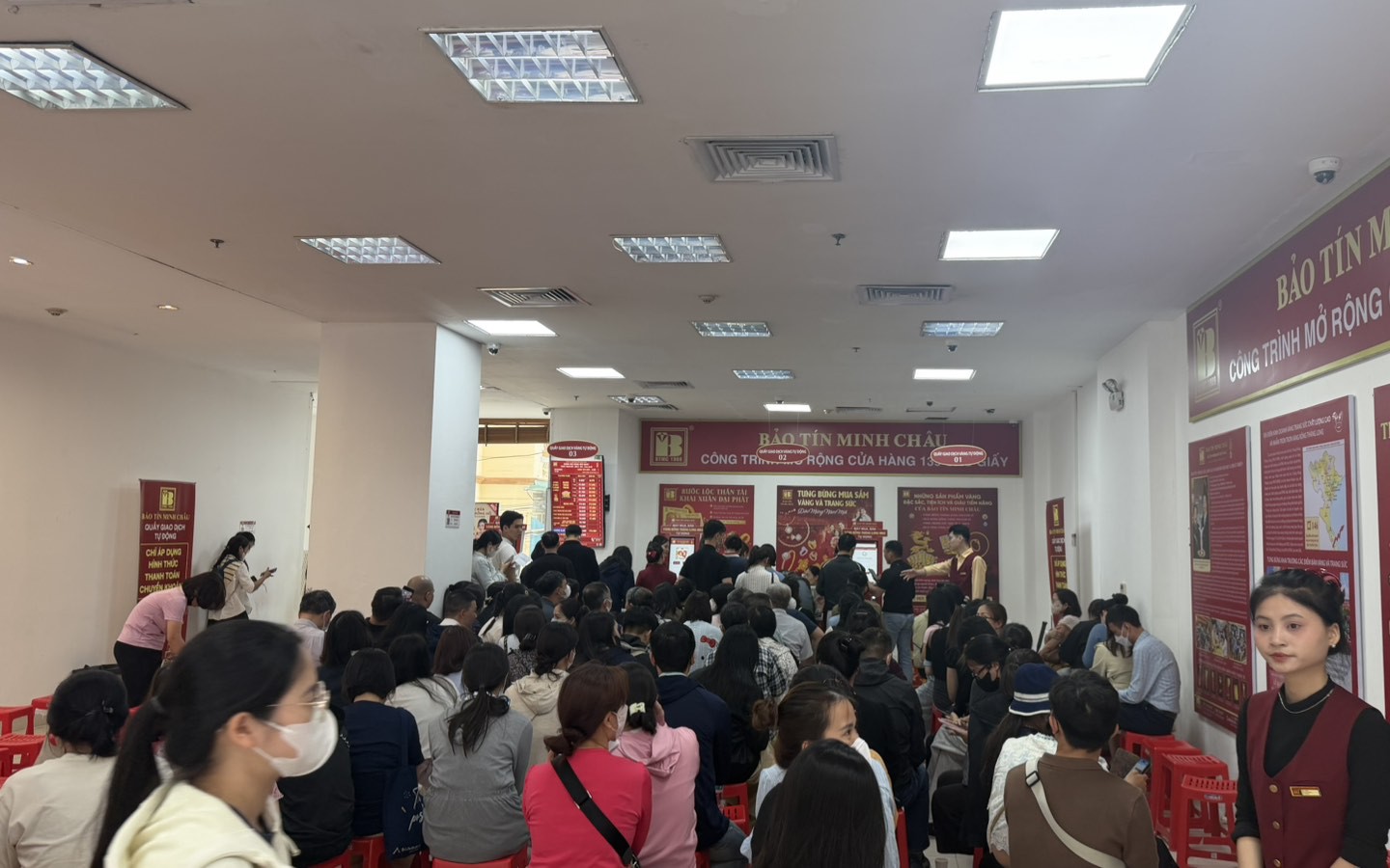 Bảo Tín Minh Châu mở cửa trở lại, giá vàng niêm yết giảm, khách hàng chờ hàng dài giao dịch