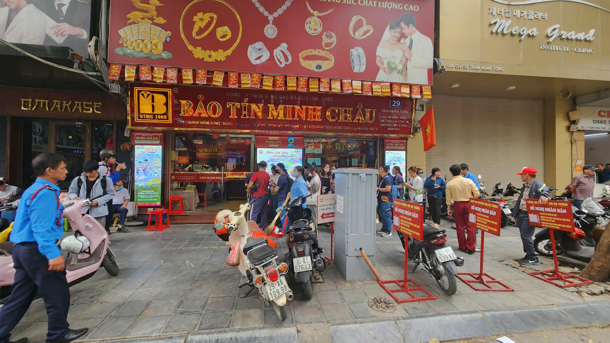 Bảo T&iacute;n Minh Ch&acirc;u mở cửa trở lại , kh&aacute;ch h&agrave;ng tranh thủ mua v&agrave;ng 2026 - Ảnh 2.