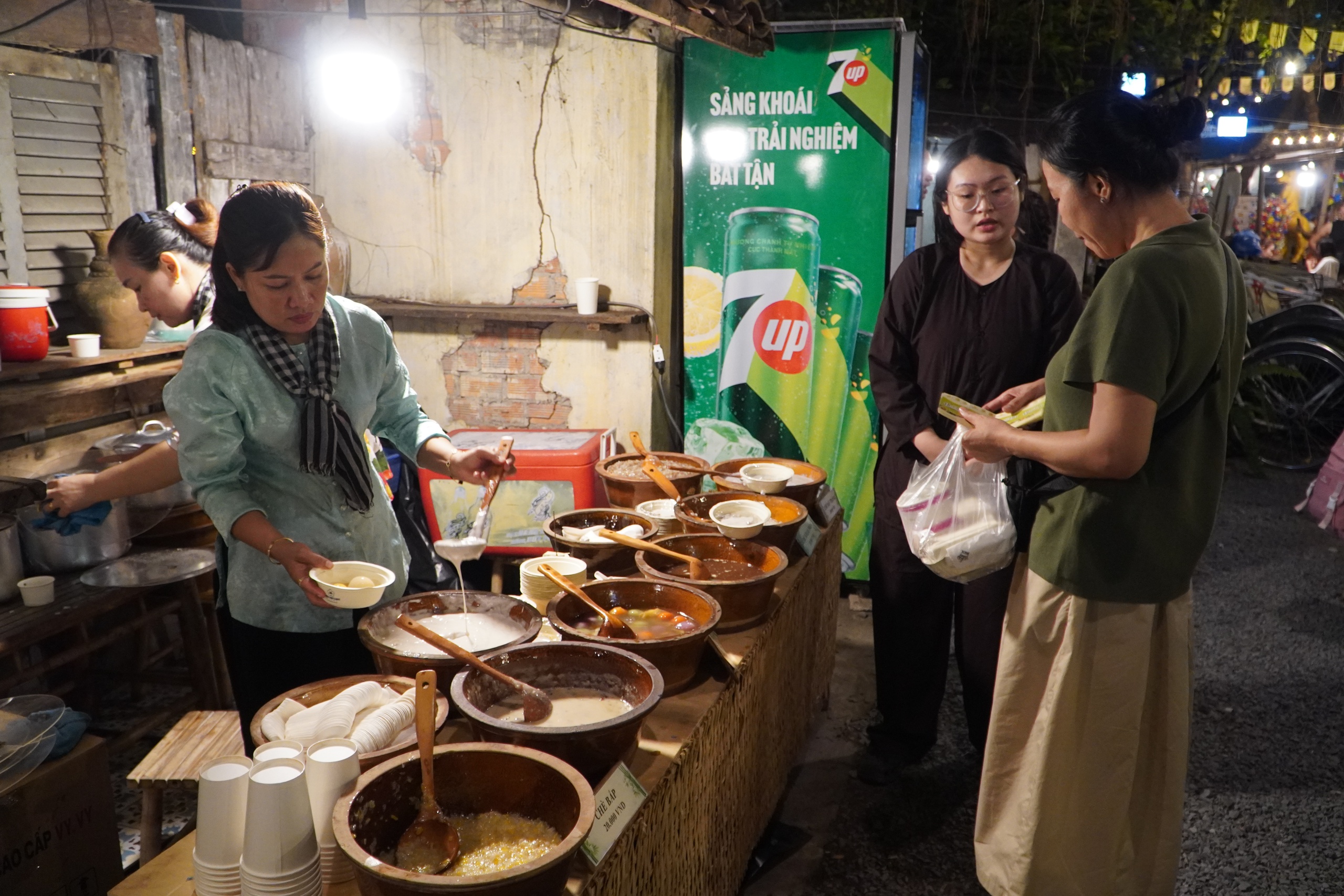 Người dân ùn ùn đổ về lễ hội ẩm thực đặc sắc nhất thế giới tại TPHCM - Ảnh 5.