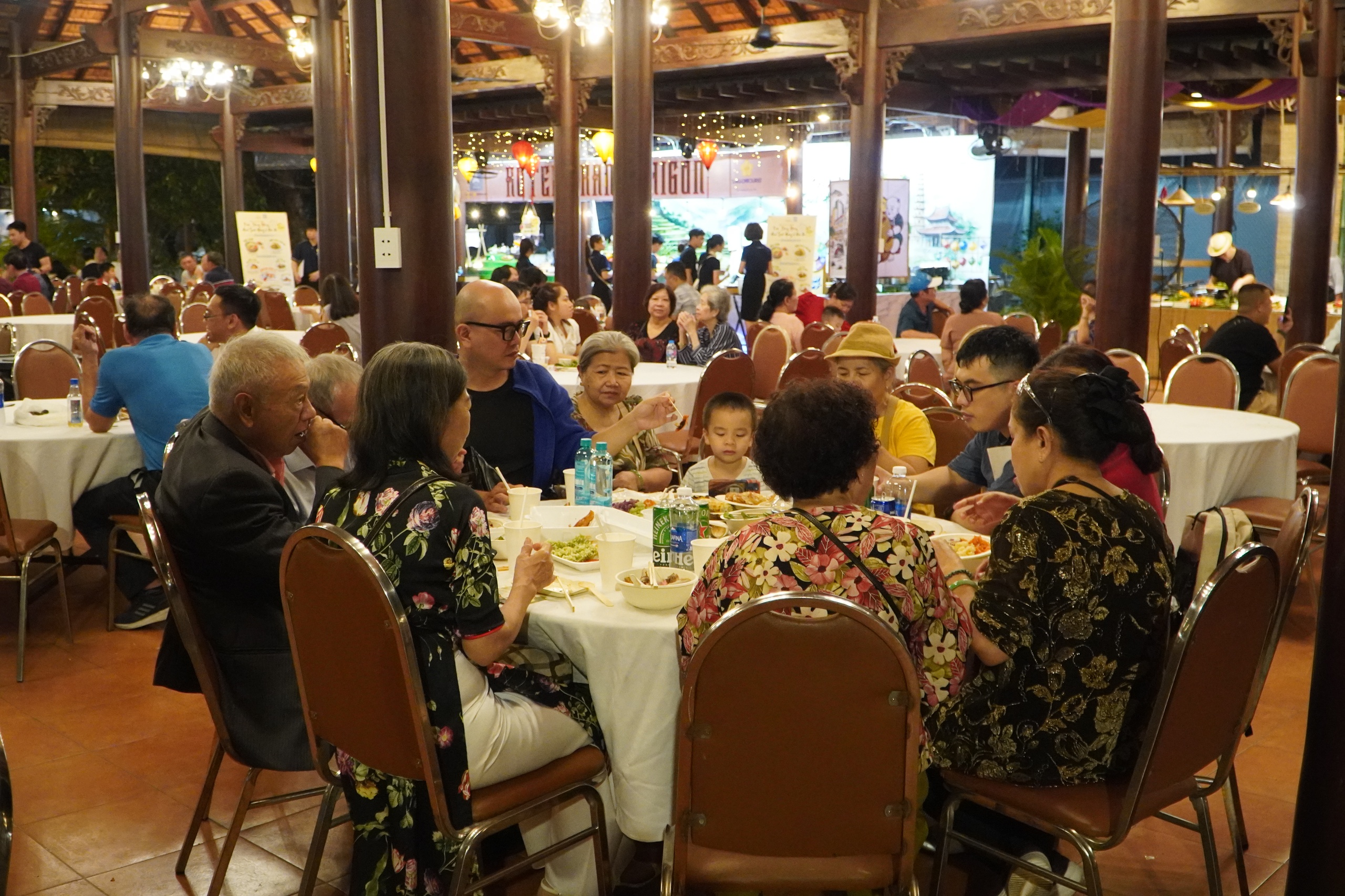 Người dân ùn ùn đổ về lễ hội ẩm thực đặc sắc nhất thế giới tại TPHCM - Ảnh 13.