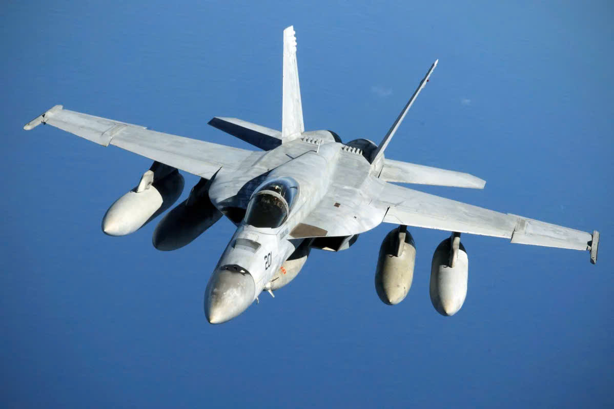 VIDEO: Iran tuyên bố bắn trúng tiêm kích F-18 của Mỹ, Washington bác bỏ - Ảnh 1.