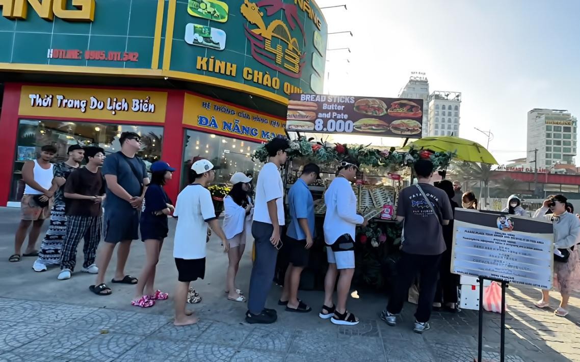 Xe bánh mì "gây sốt" ở Đà Nẵng buôn bán lấn chiếm vỉa hè 